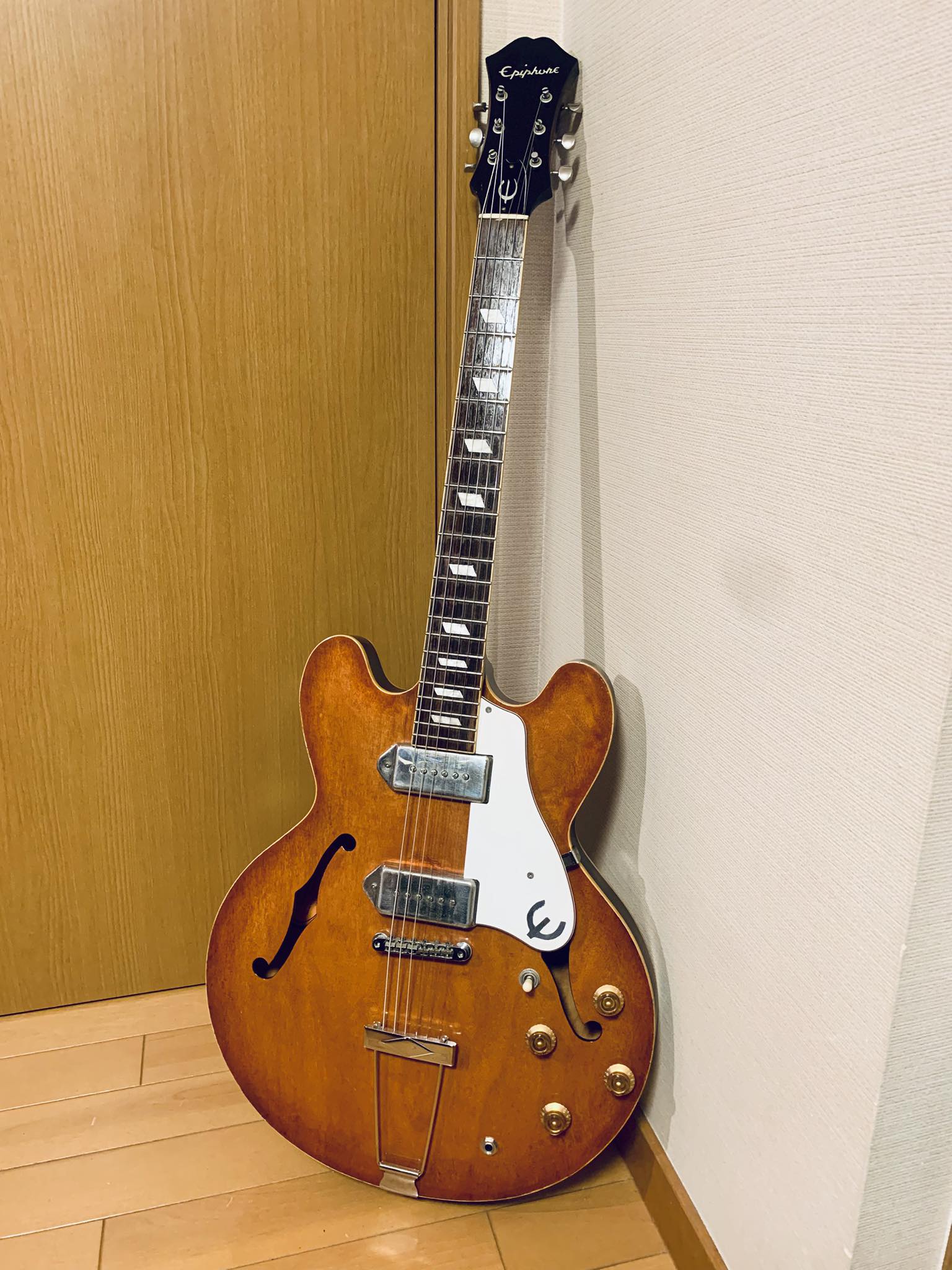 11年前に自家塗装したエピフォン・カジノ。 久しぶりに鳴らしてみたら 