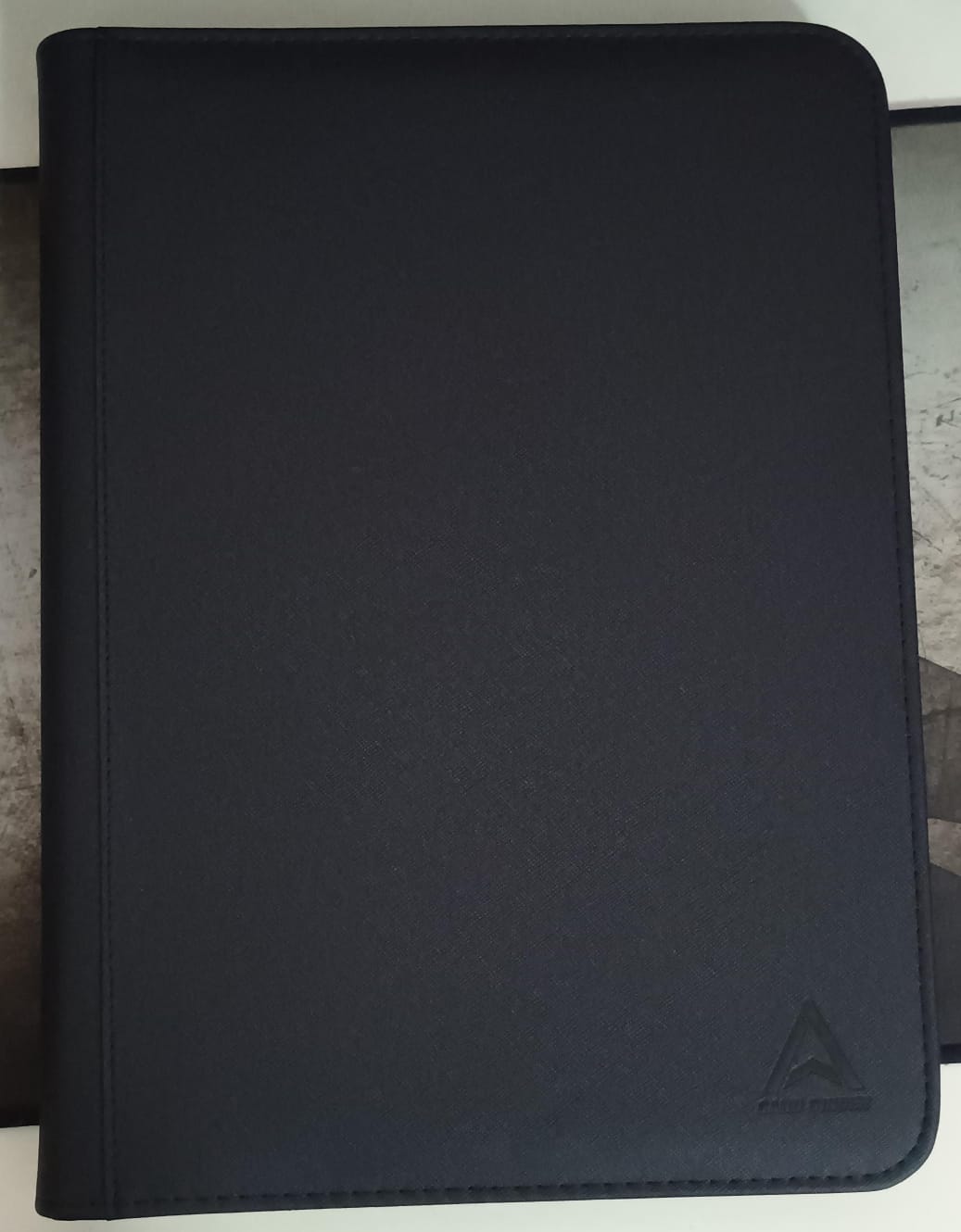 Álbum de Tarjetas de 900 Tarjetas, Carpeta para Tarjetas con 9 Bosillos 50 Páginas, Gran Capacidad Coleccionador de Tarjetas para Pokémon para Cartas de MTG, Digimon, Magic, YUGIOH