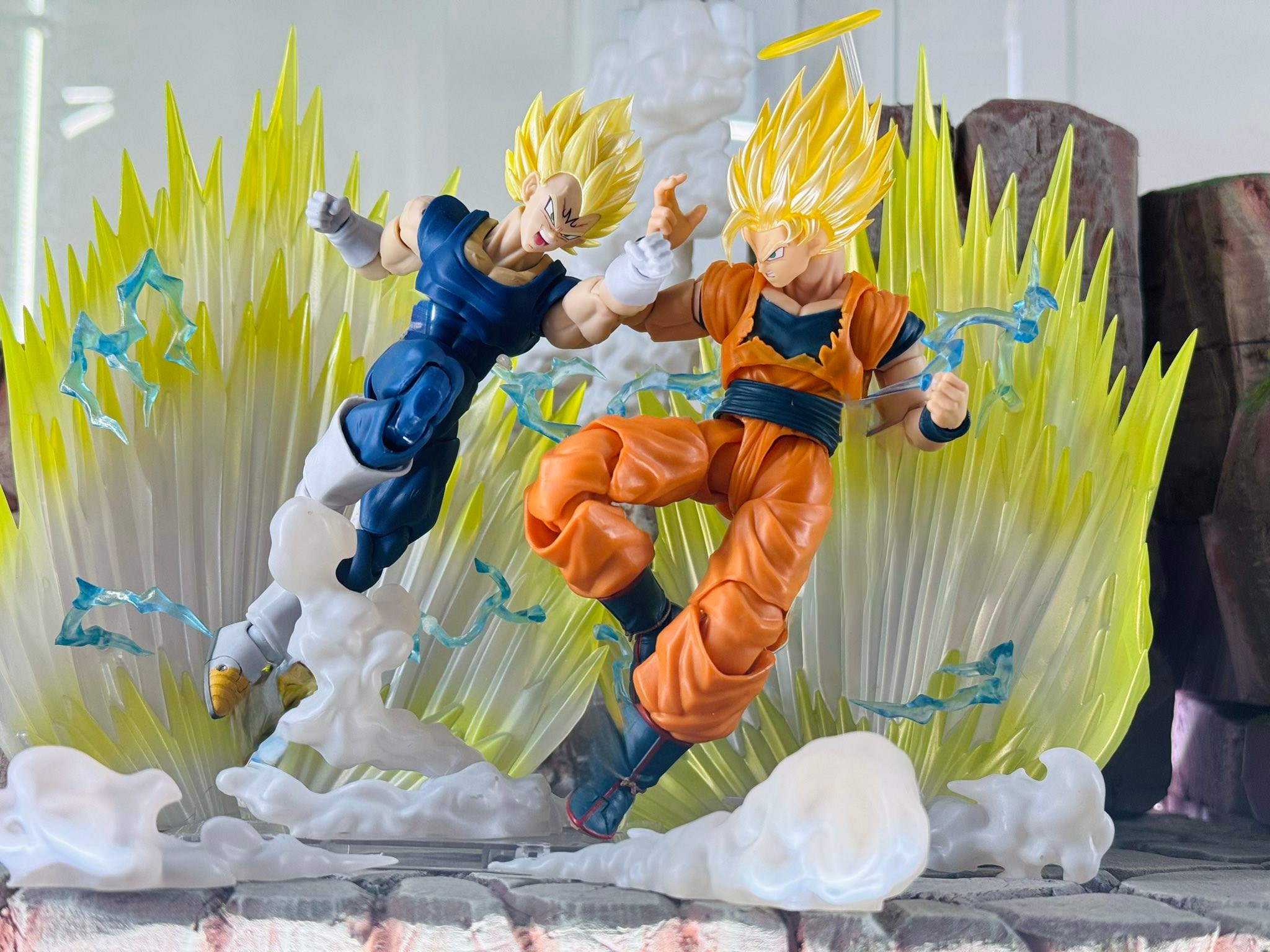 Majin Vegeta vs SSJ2 Goku action figures