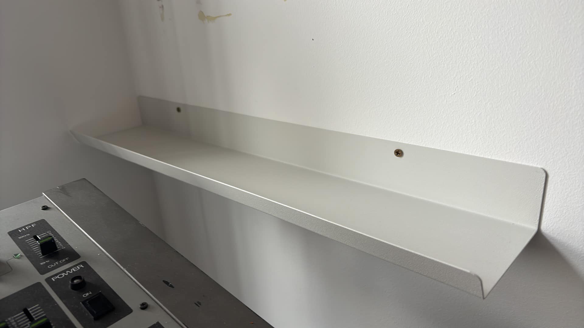 Great little pedal storage hack, MALMBÄCK picture shelves from Ikea, did have the wood versions but they started to fall apart under the weight, these steel ones are way more sturdy