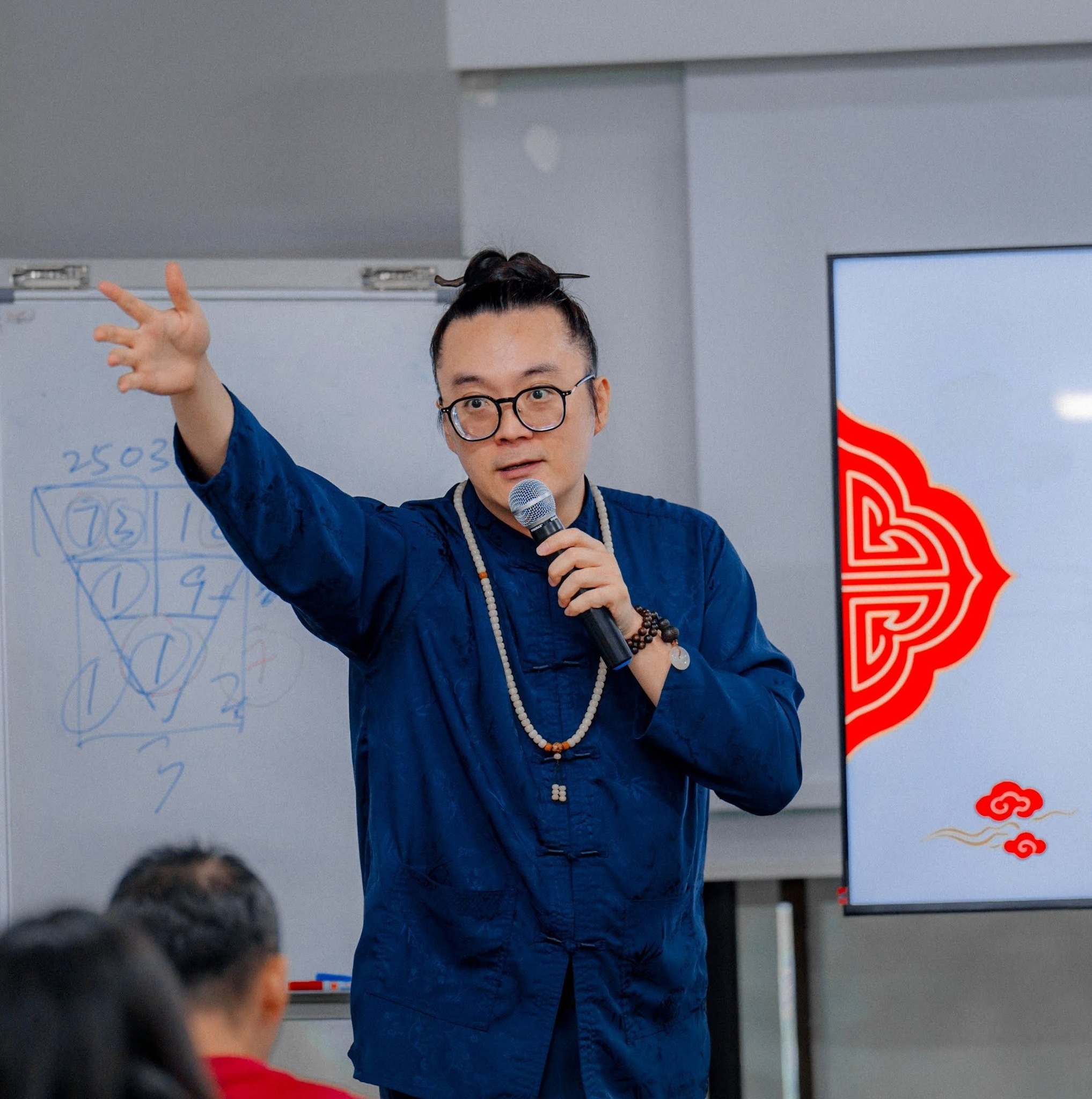 镜子对床，真的会影响夫妻感情吗？🪞 在风水里，床代表休息、亲密与夫妻关系。 镜子如果正对着床，传统上认为容易形成一种「反射与扰动」的格局，让 ...