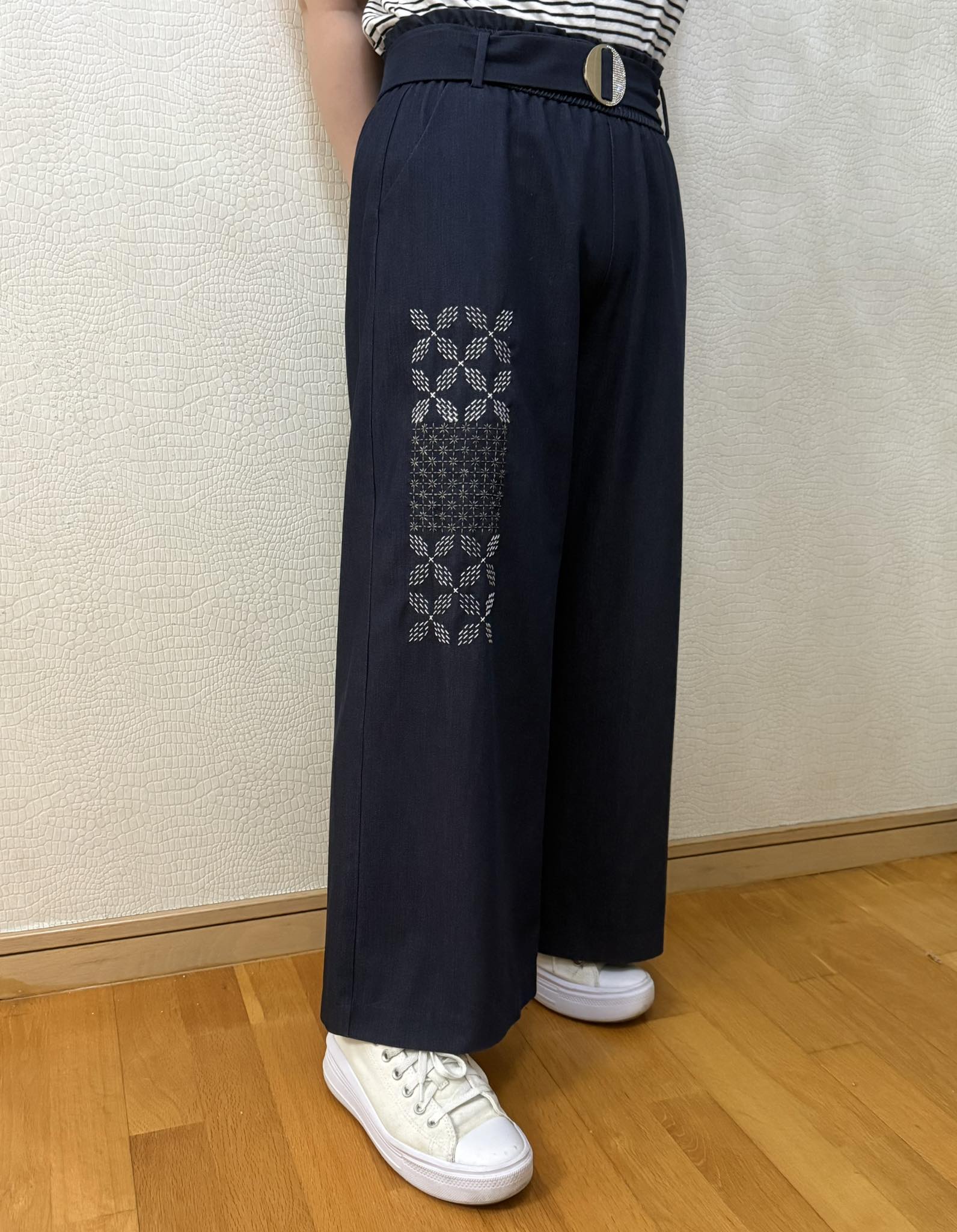 Day2 😻 #sashiko I'm sashiko-stitching the pant legs.