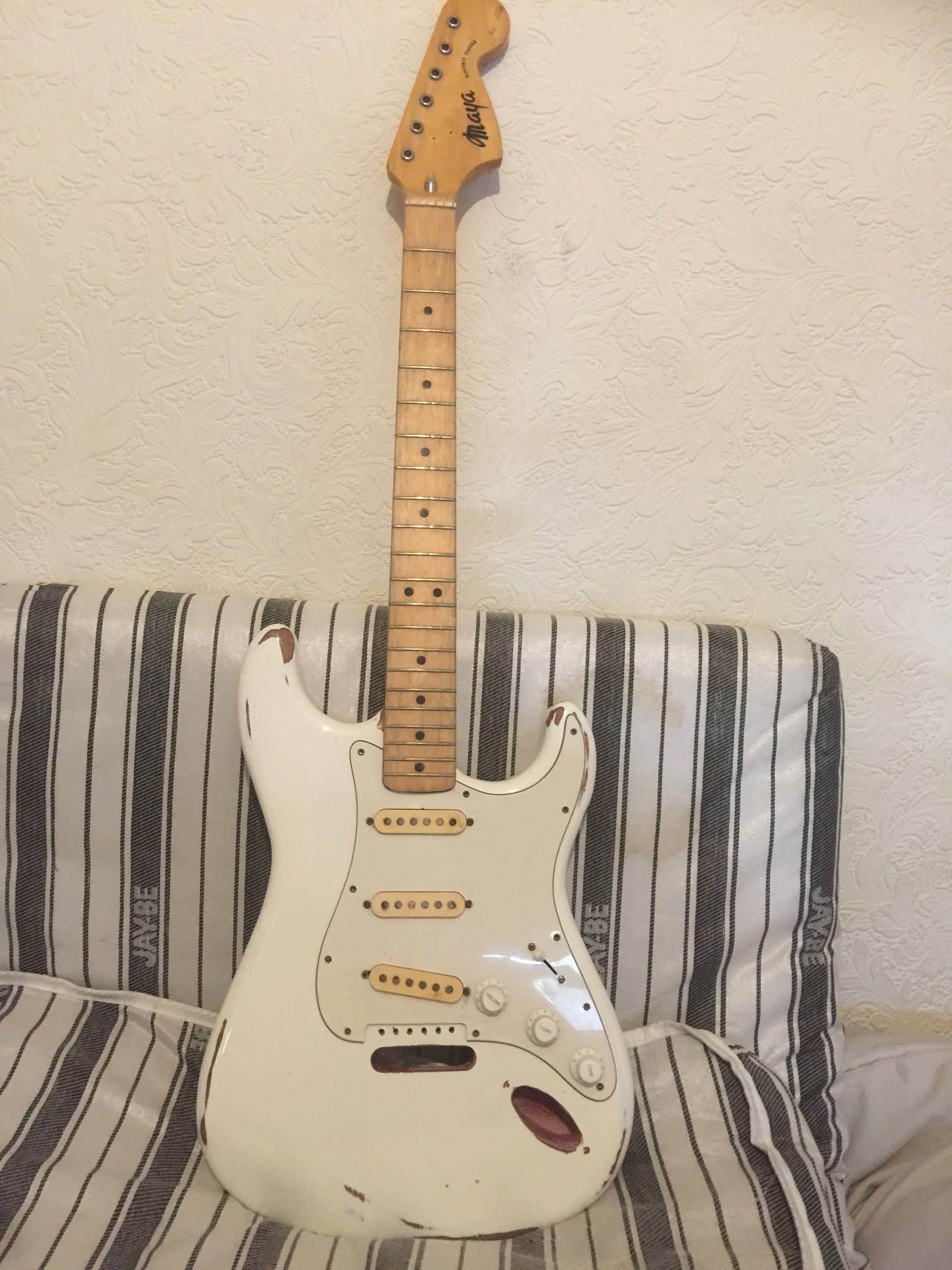 My Maya Me 85 with natural headstock. All pics I've seen of this