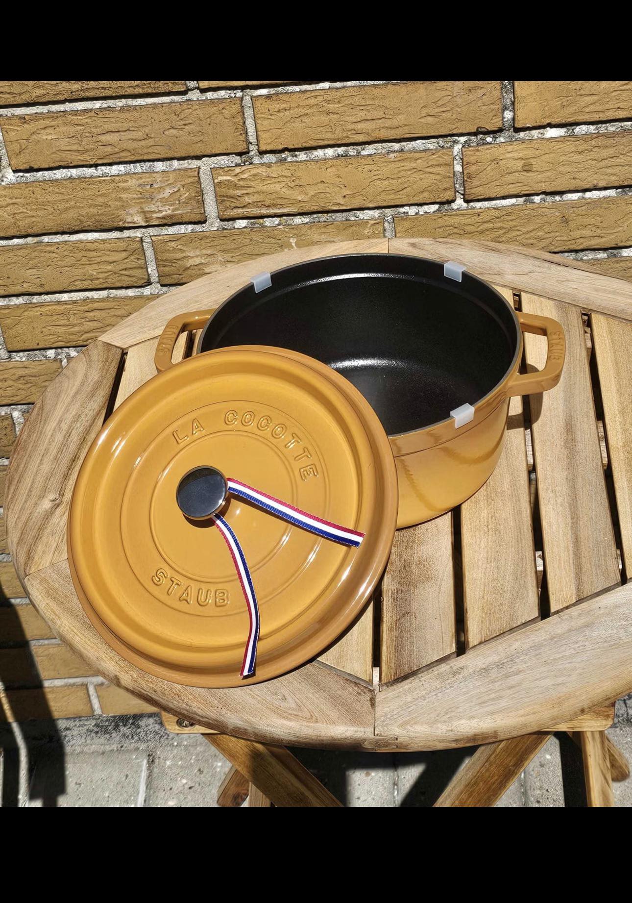 Staub 24 cm cocotte in mustard colour