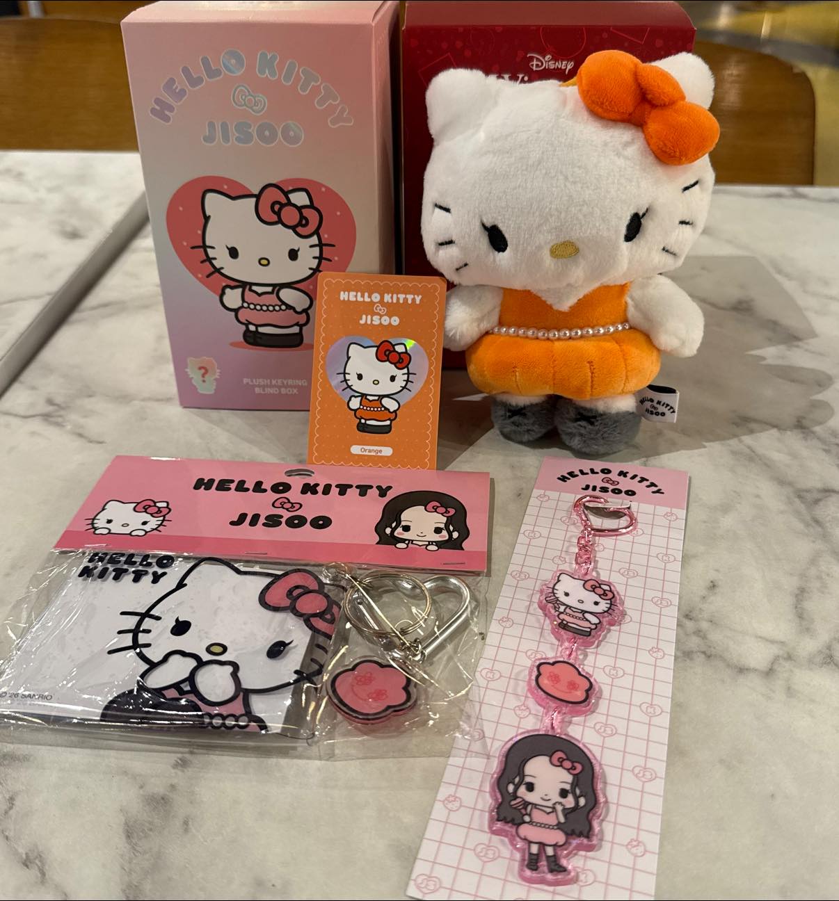 Hello Kitty x Jisoo 😻