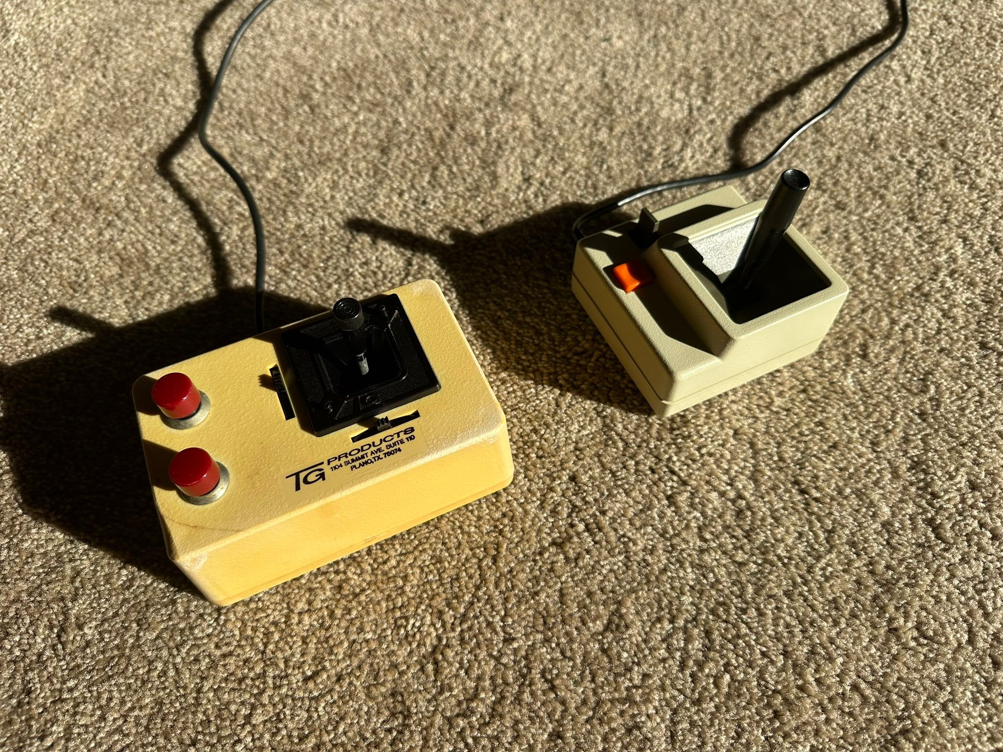 Self-centering vs non-centering joystick comparison