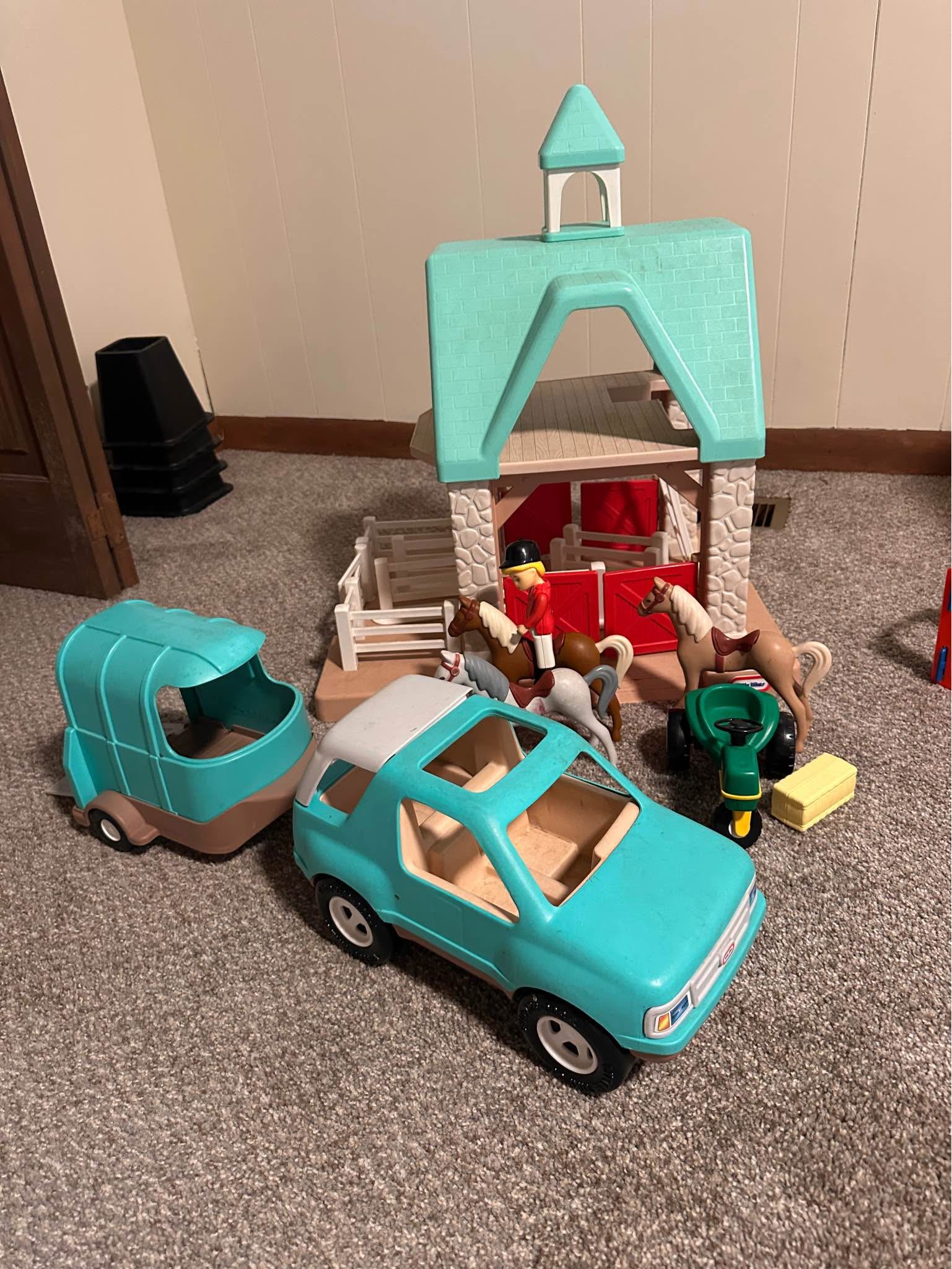 Little tikes vintage stable, 3 horses, truck and trailer. Tractor  display picture 1