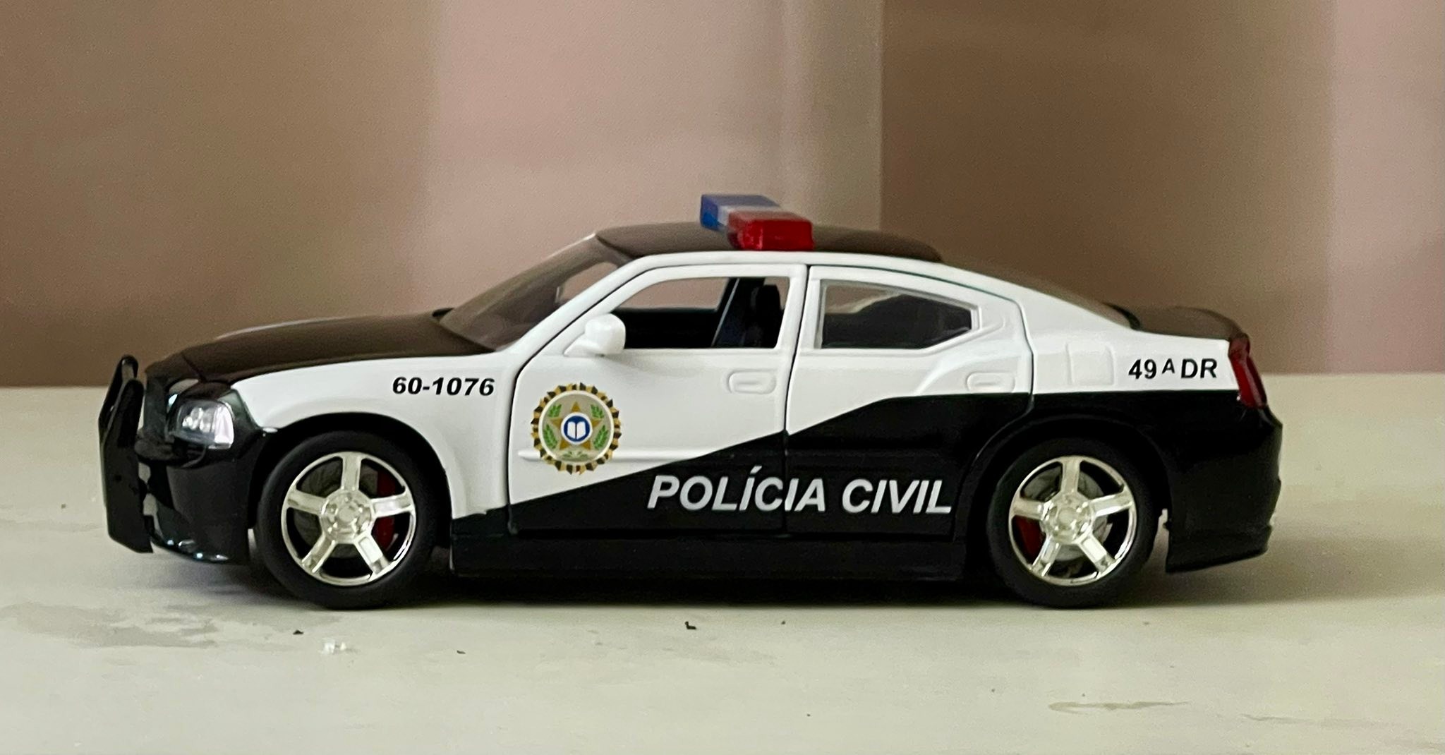 Miniature 1:32 DODGE CHARGER POLICE CAR BI-COLOR FF 2006 1/32