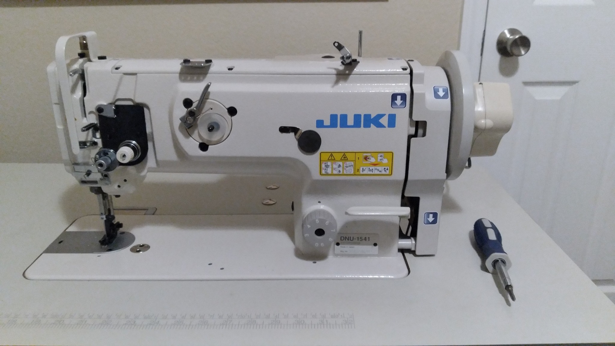Machine à Coudre Industrielle JUKI DNU-1541 Pour Cuir Et Matériaux Durs - Avec Servomoteur Et Table - Neuf - Version FR