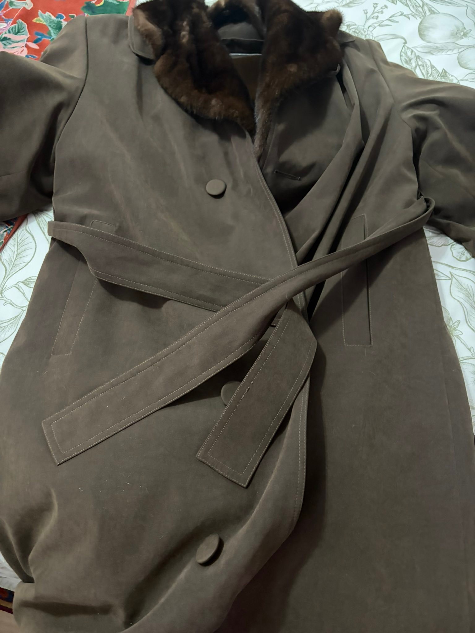 Great Overcoat in a grey/green color. With a removable faux lining 