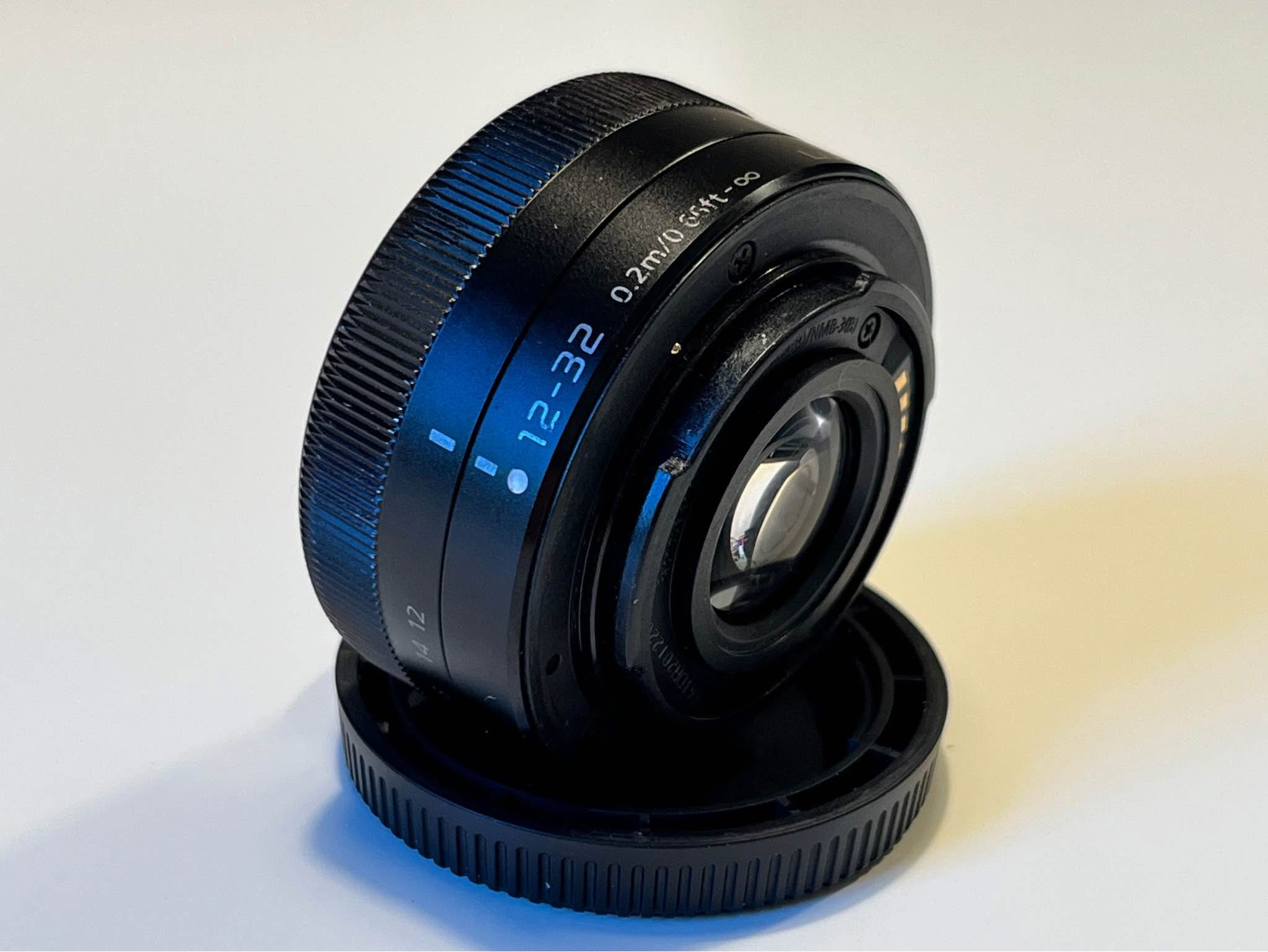 Je parle français aussi! The Panasonic Lumix 12-32 is a tiny 
