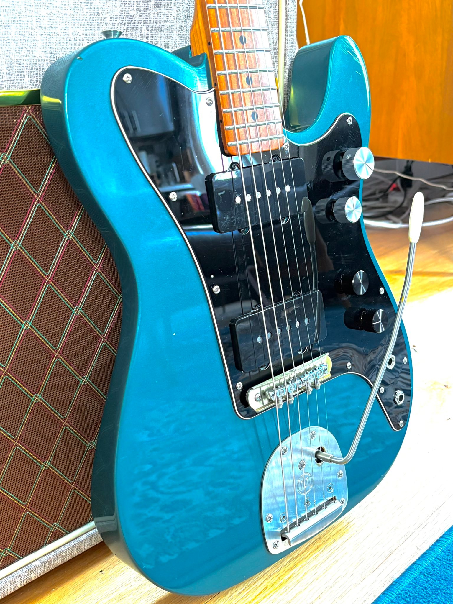 Jazzmaster fuzz circuit with volume roll-off