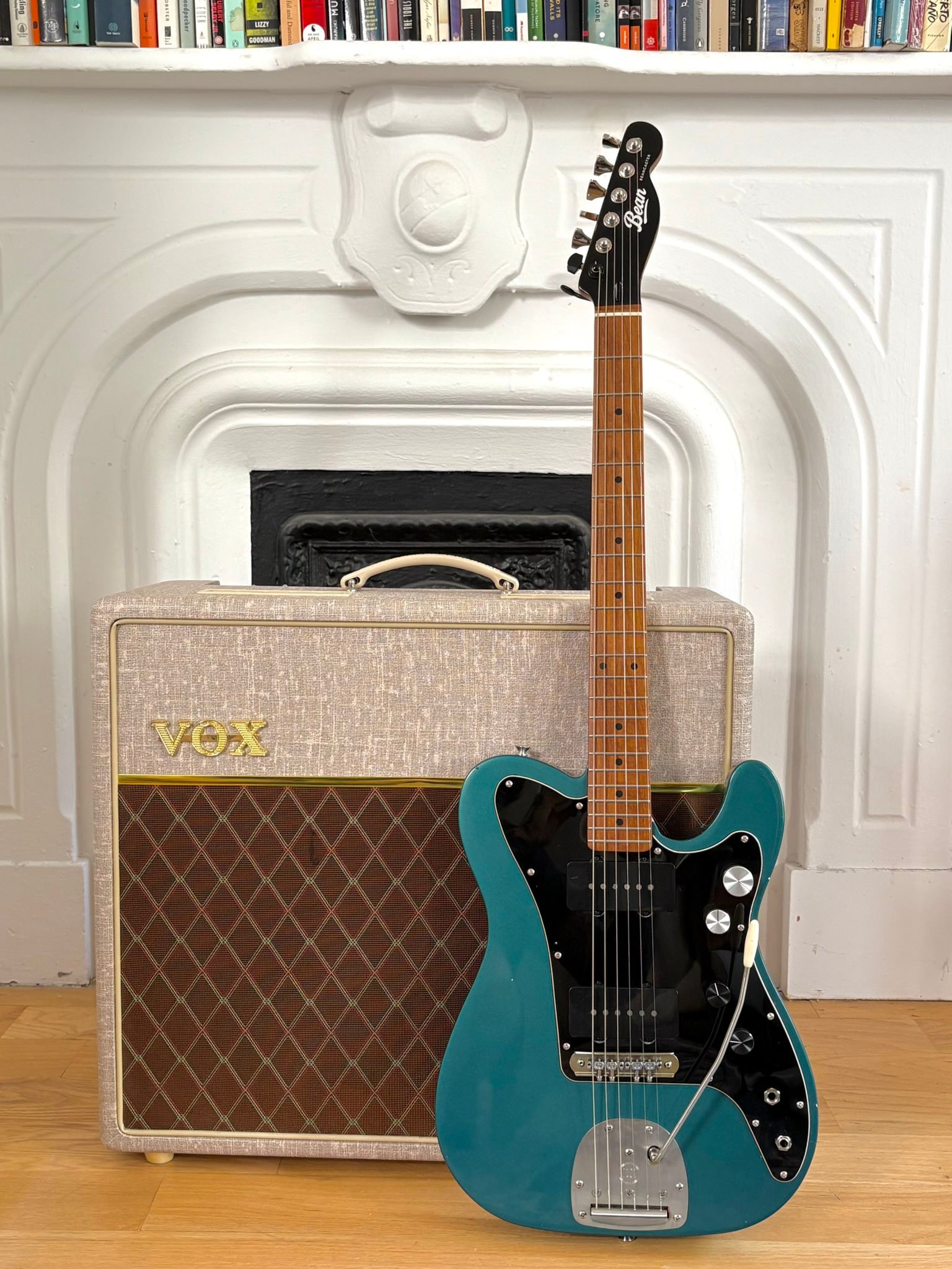 Jazzmaster fuzz circuit with volume roll-off