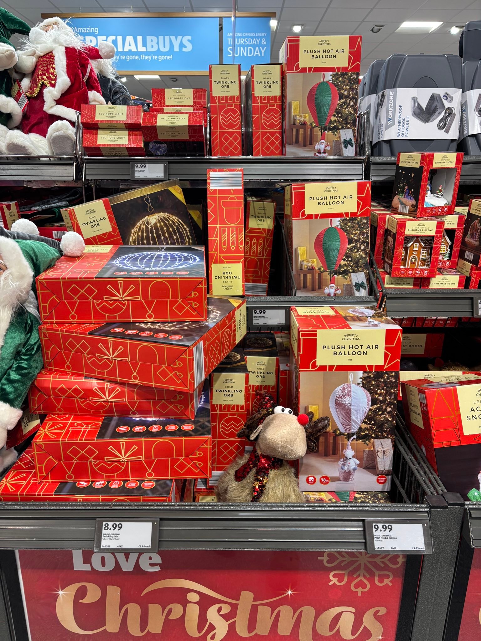 RaffleRays | Xmas decorations are out in Aldi 🎄 ️☃️🎁 This is the first
