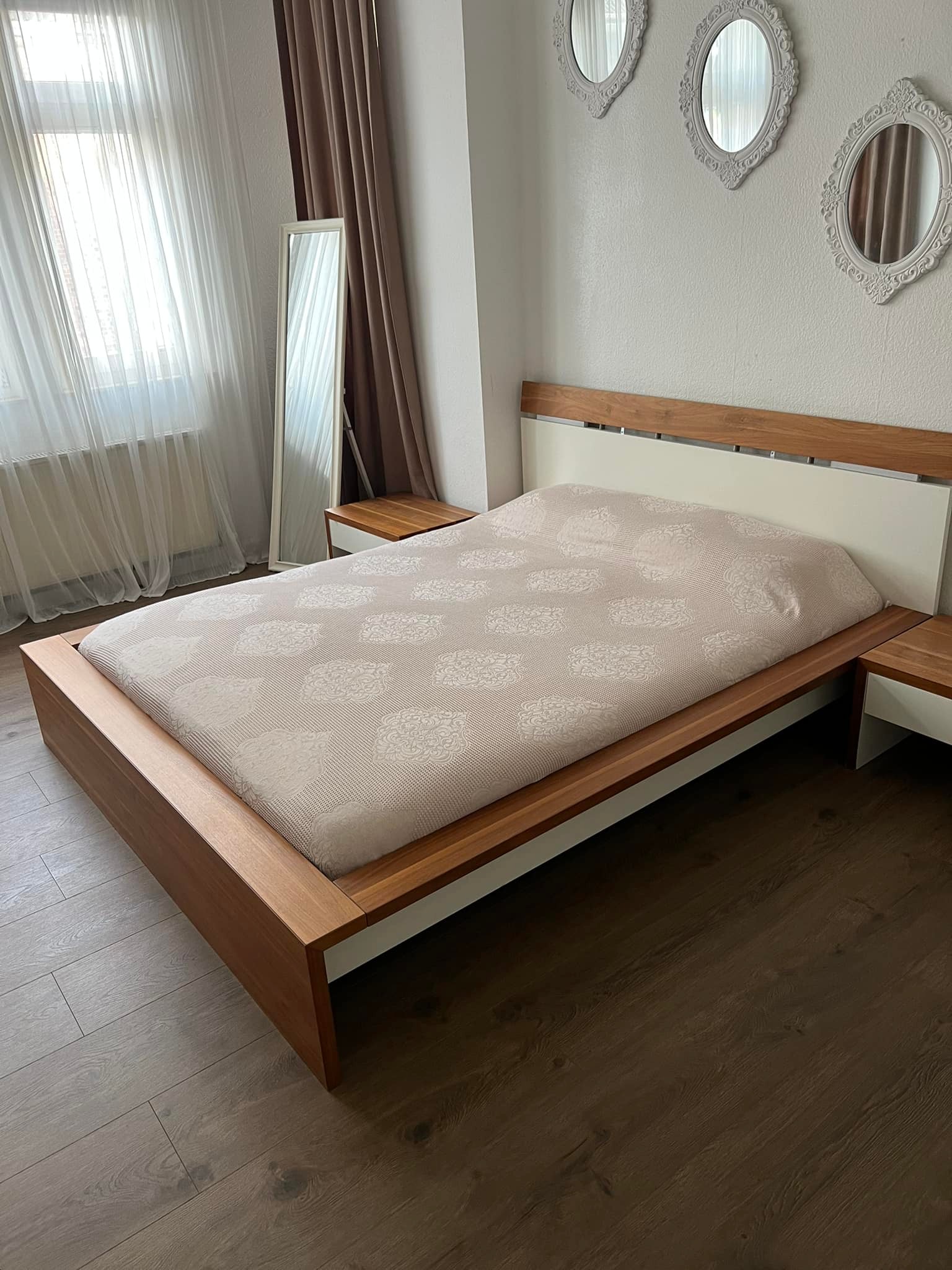 Zu verkaufen: Hülsta Now 7 Bett und Schrank in Hochweiß Glanz und Nussbaum Oberfläche** Verkaufe mein Hülsta Now 7 Bett und den passenden Schrank in edlem Hochweiß Glanz kombiniert mit Nussbaumoberfläche. Die