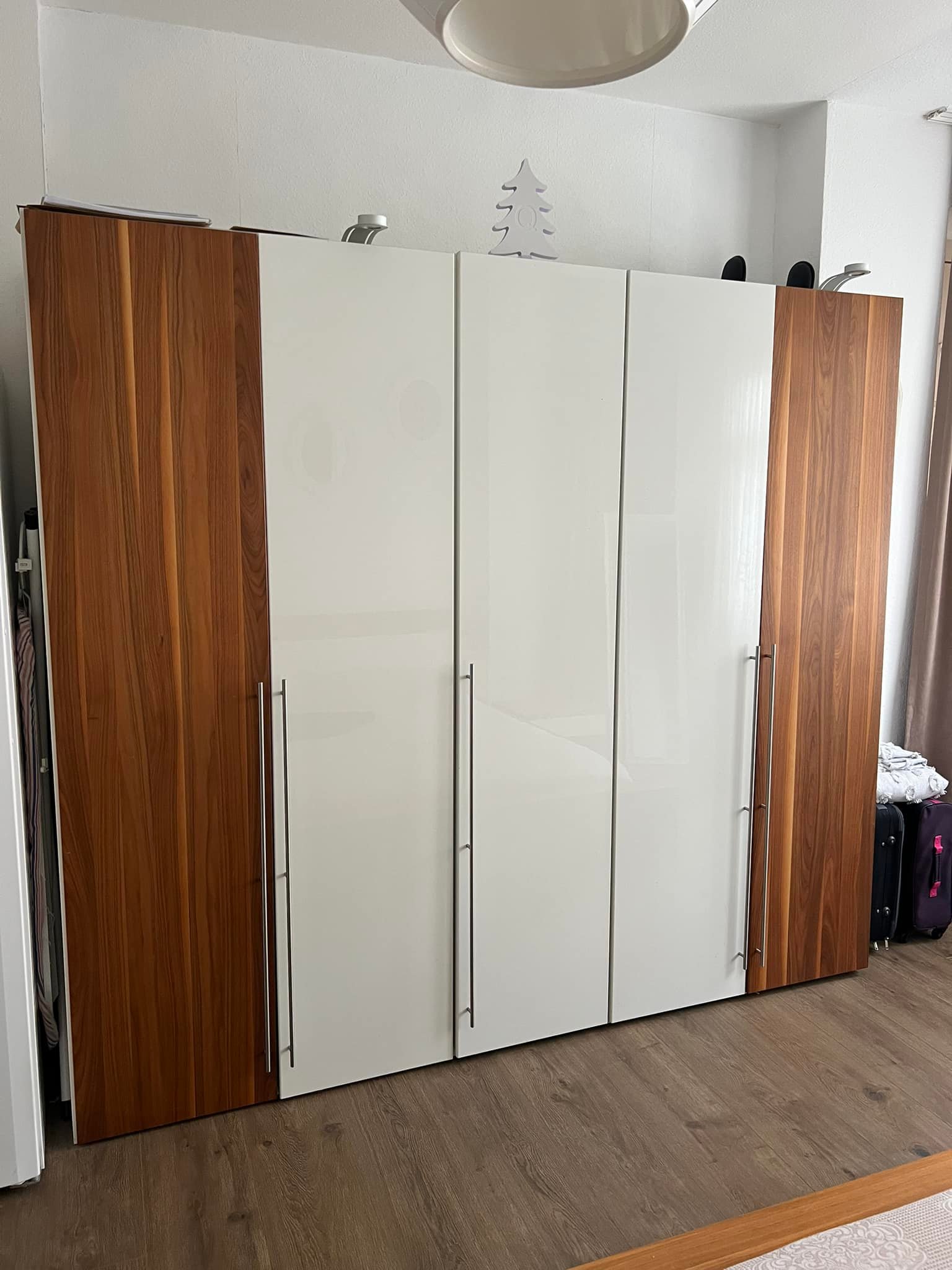 Zu verkaufen: Hülsta Now 7 Bett und Schrank in Hochweiß Glanz und Nussbaum Oberfläche** Verkaufe mein Hülsta Now 7 Bett und den passenden Schrank in edlem Hochweiß Glanz kombiniert mit Nussbaumoberfläche. Die
