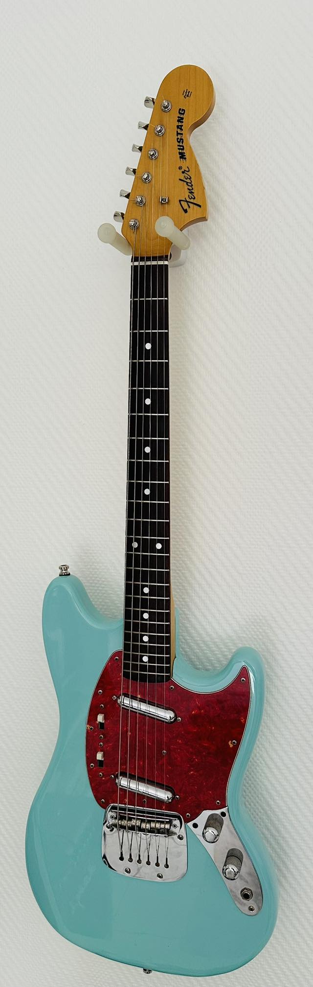 90's MIJ mustang with few mods: lipstick pickups, locking tuners