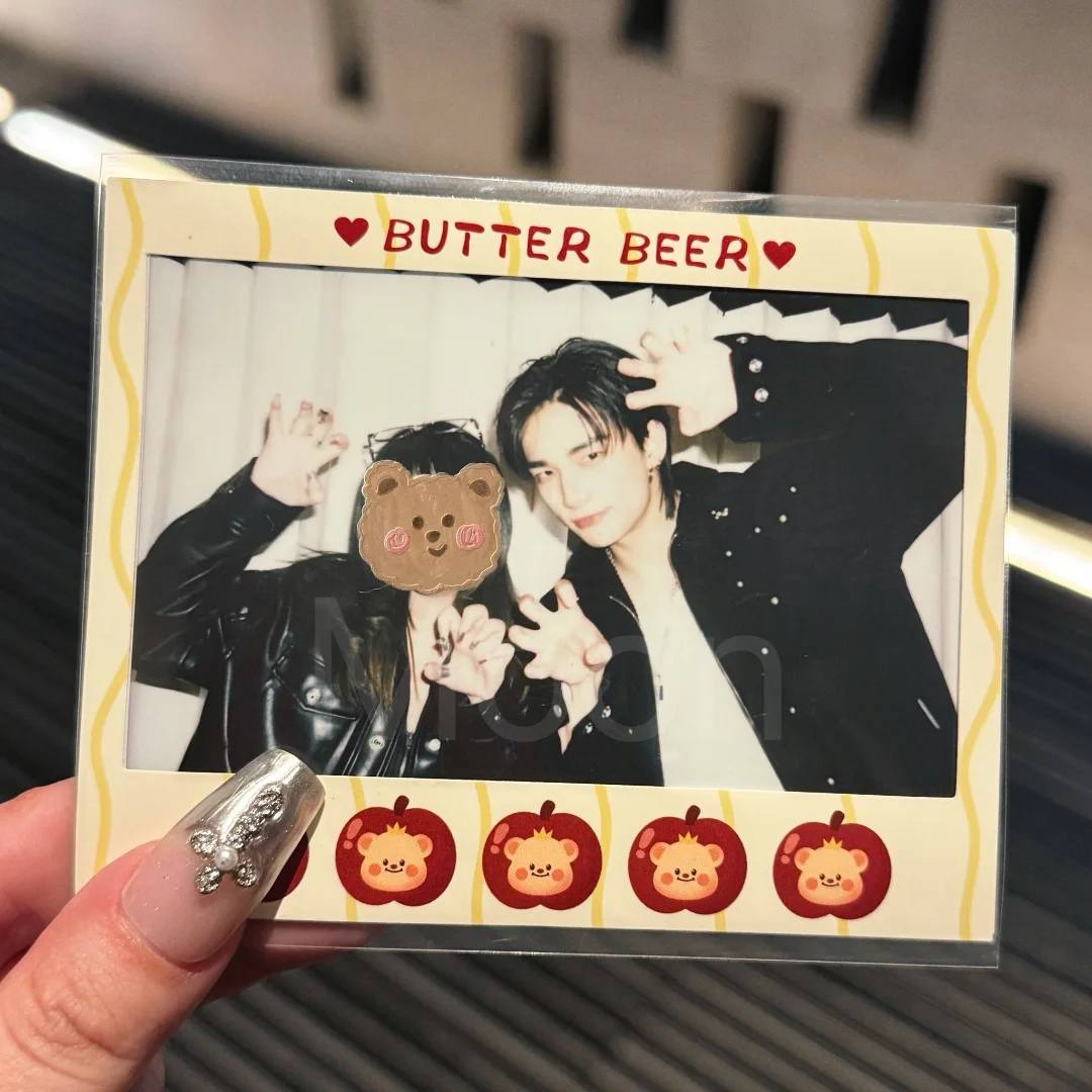 These lucky STAYs got to take Polaroids with the Kids 🥹