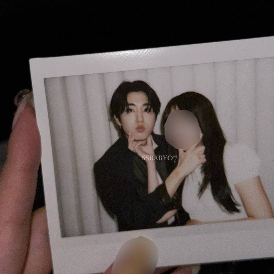 These lucky STAYs got to take Polaroids with the Kids 🥹