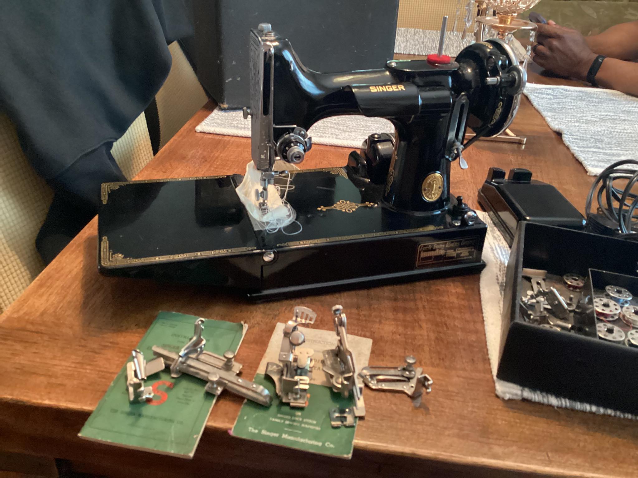 1960年代製  綛揚げ機 Fleetwood Deluxe Zig Zag sewing machine information?
