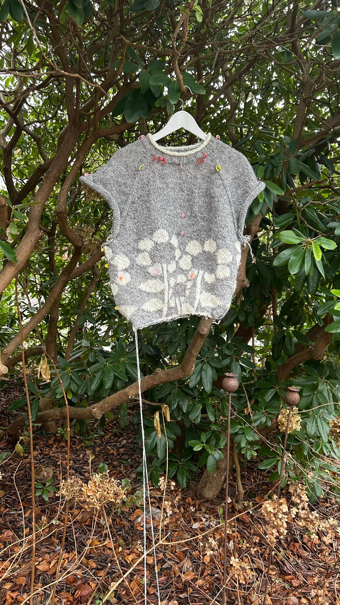 Knitting a 70s-inspired sweater with large flowers