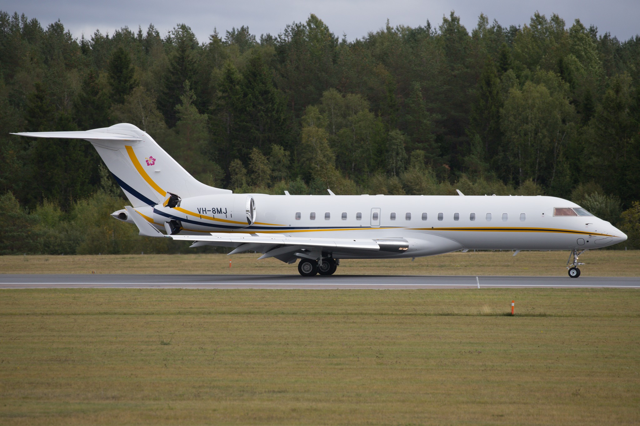 Bombardier BD-700-1A10 Global 6000 (N552YM) at Daniel K. Inouye