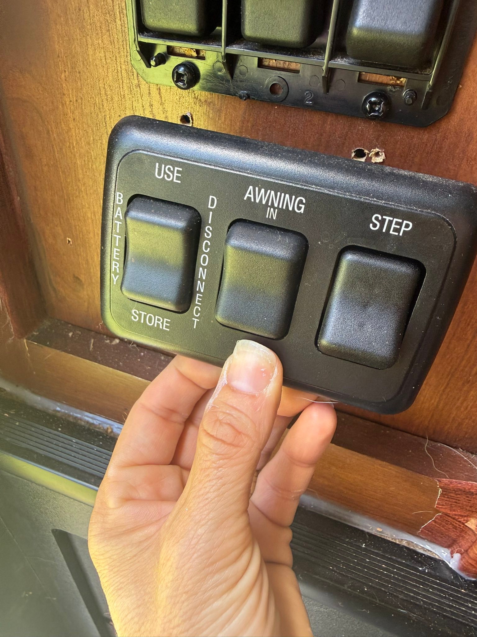 What is the correct 6-pin momentary rocker switch for Thor RV awning?