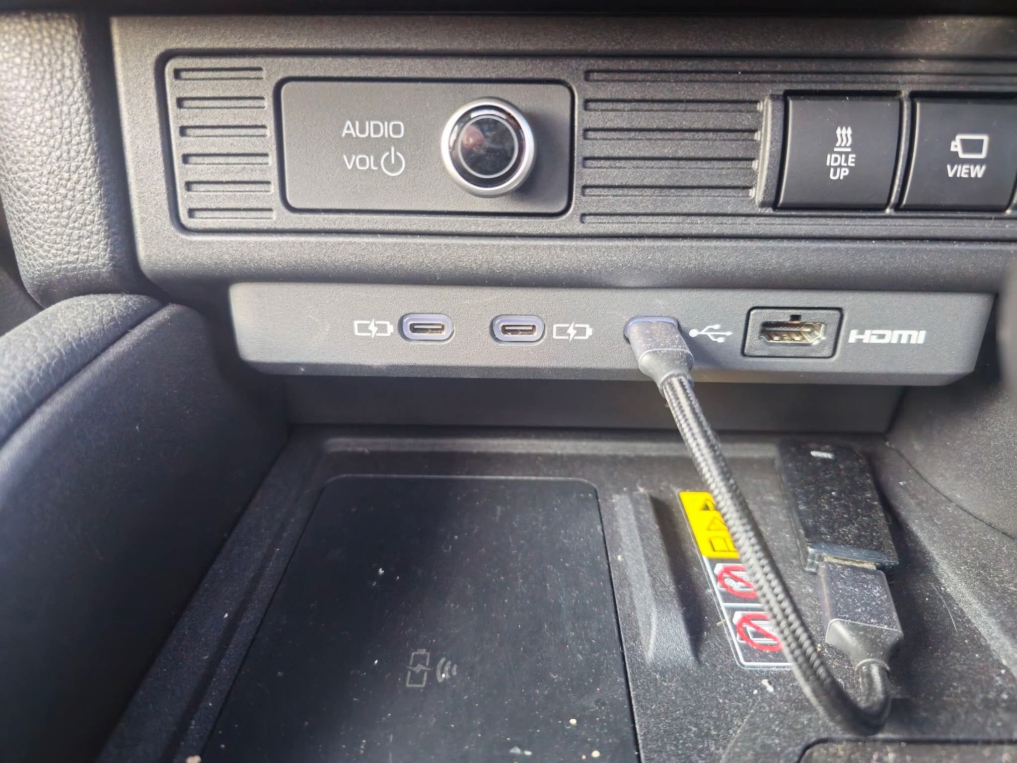 Why won't my phone connect to Toyota Landcruiser 300 rear screens