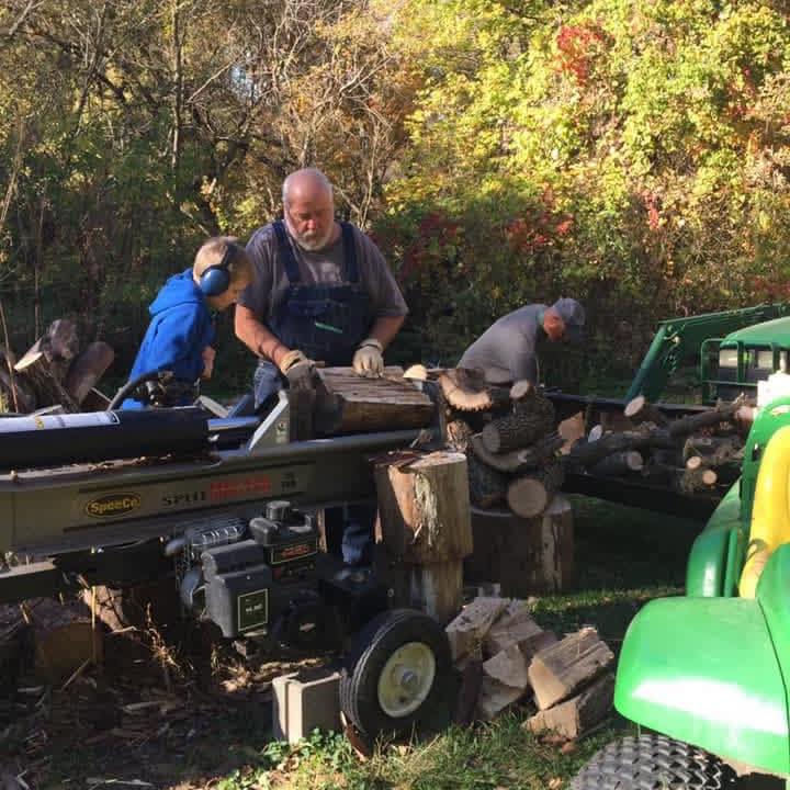 John Deere Gator 4x2 and 6x4 | Here’s a feature of the 6 wheel Gator ...