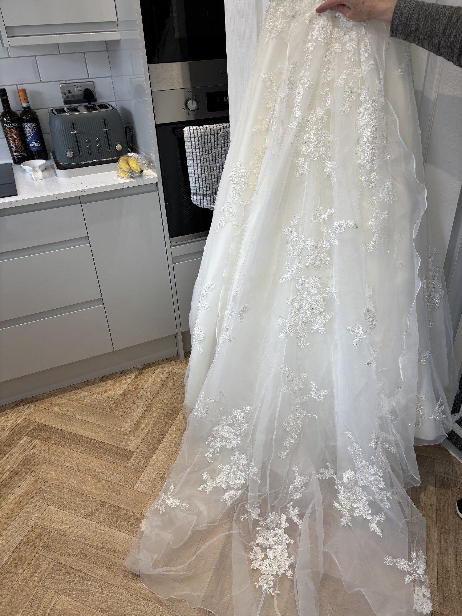 robyn browns wedding dress A is a big DILL