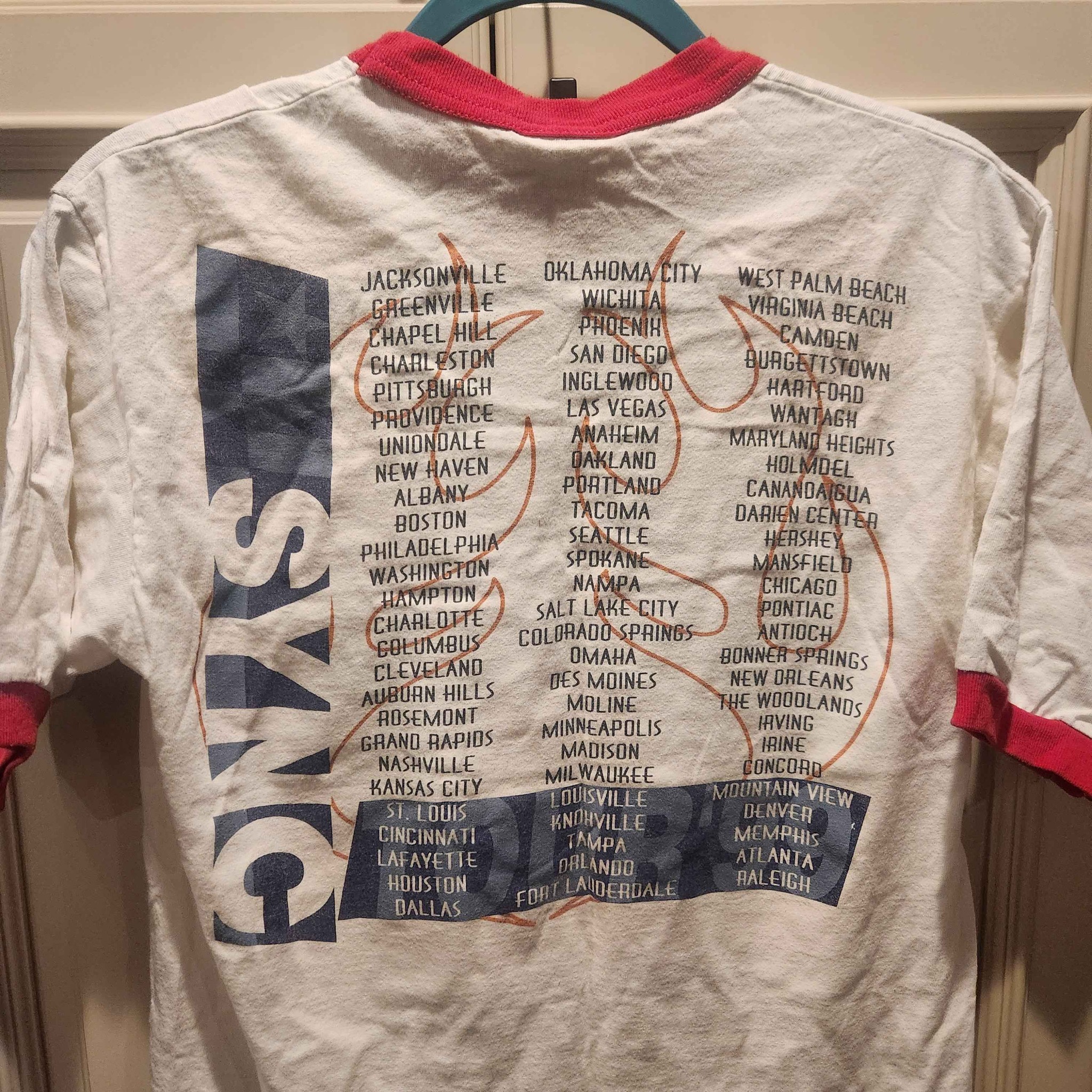 I am Selling a Vintage 1999 TOUR NSYNC TEE SHIRT DOUBLE SIDED Size
