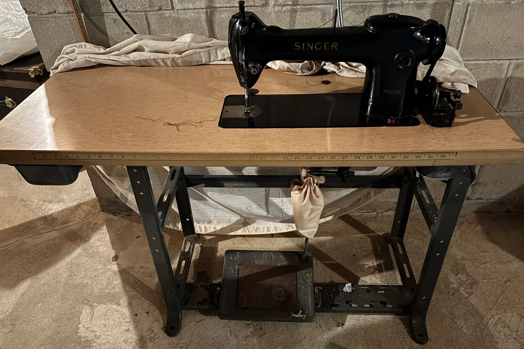 The Singer 1191D300A is a robust, high-speed, single-needle 