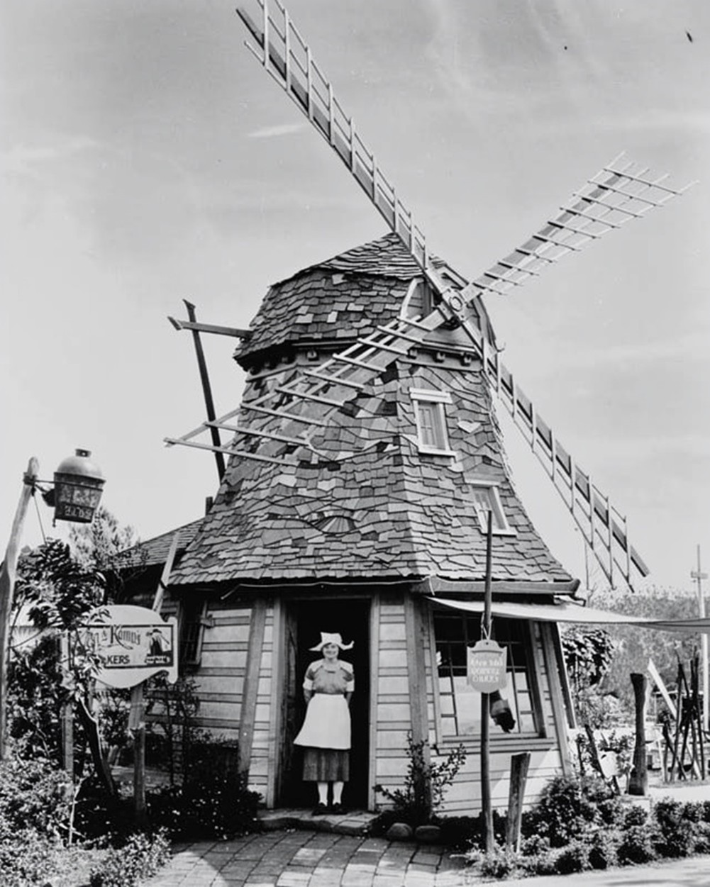 Van de Kamp's Coffee Shop & Bakery. 5665 Wilshire Boulevard. 1969.