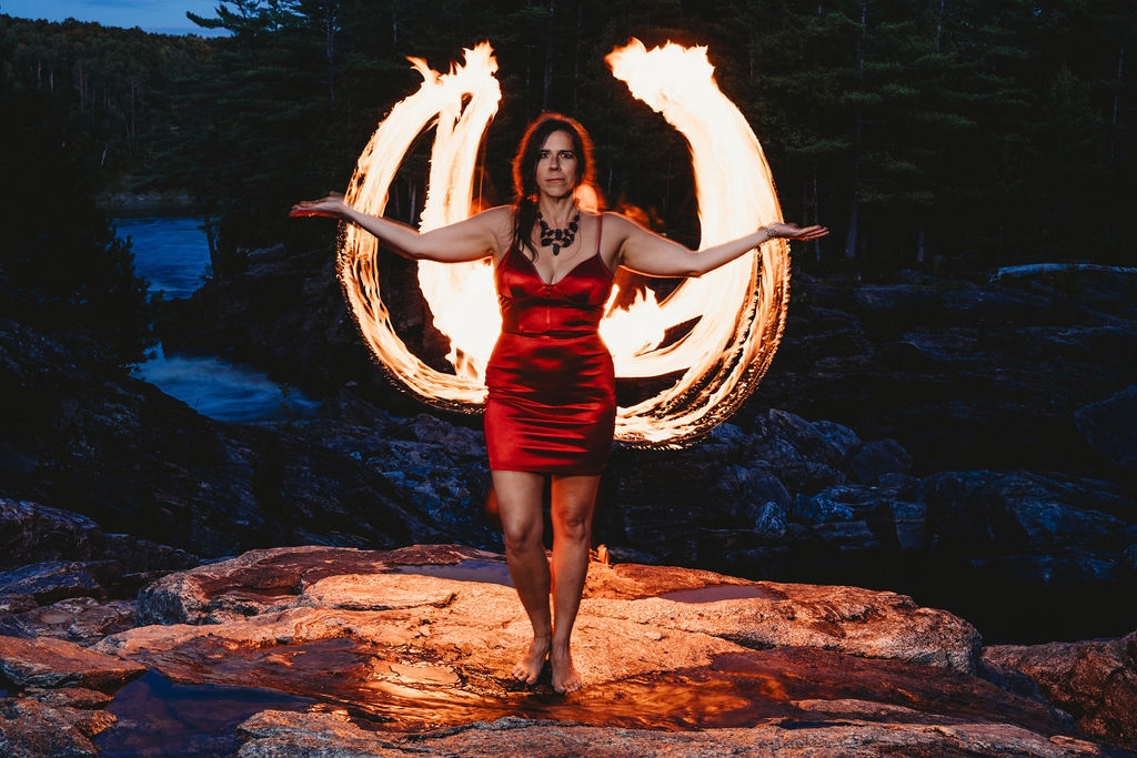 Anne-Marie - Samhain. Le voile est mince. Le feu en moi brûle, éclaire ...