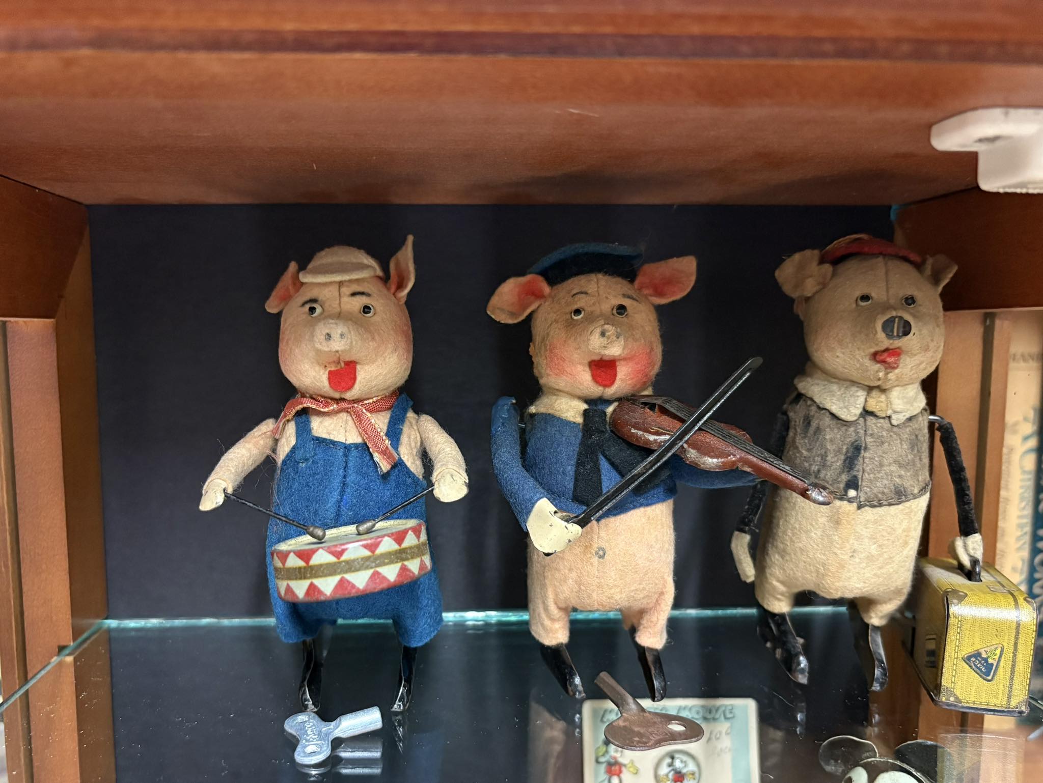 Completing Schuco 3 little pigs collection with Traveler pig