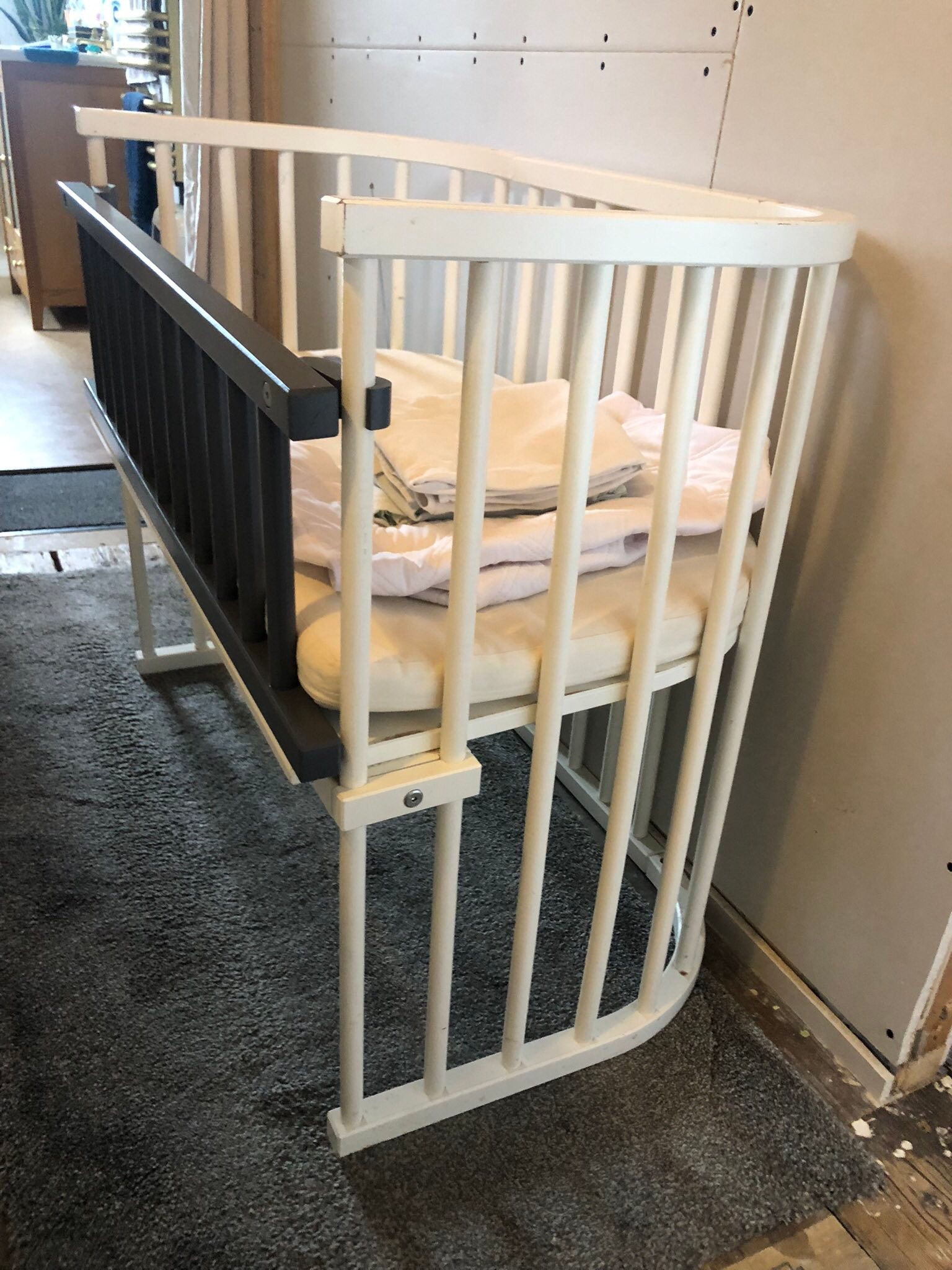 Baby bay, next to me crib who attach to bed. Very nice, sturdy  display picture 1