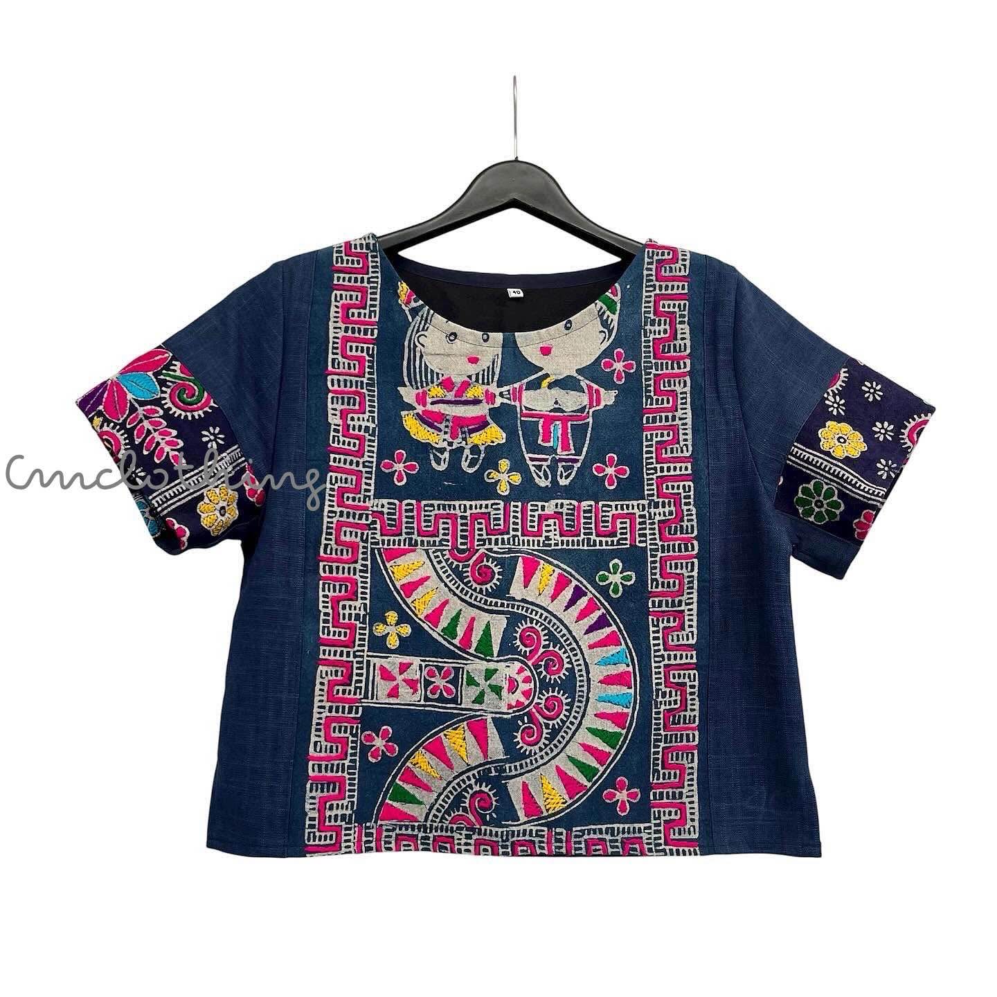 เสื้อคอปาดผ้าใยกัญชงสีกรมยีนส์ แต่งด้วยงานเขียนเทียนด้นมือ