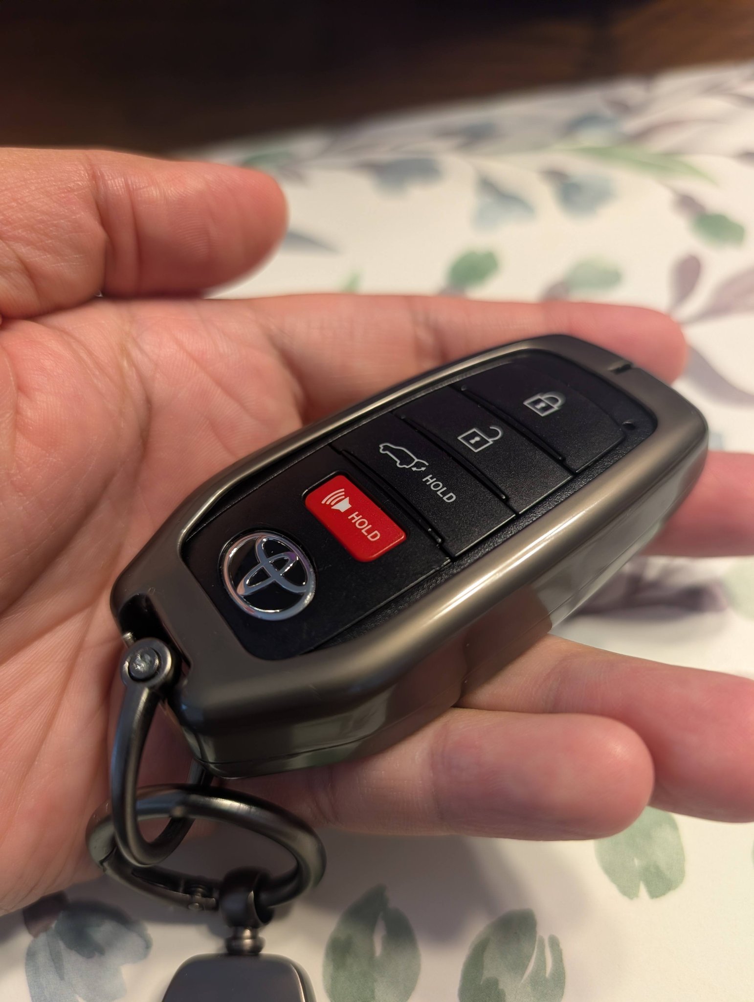 セキュリティ・セーフティ BOB Does 2026 Toyota RAV4 key fob cover provide button protection?