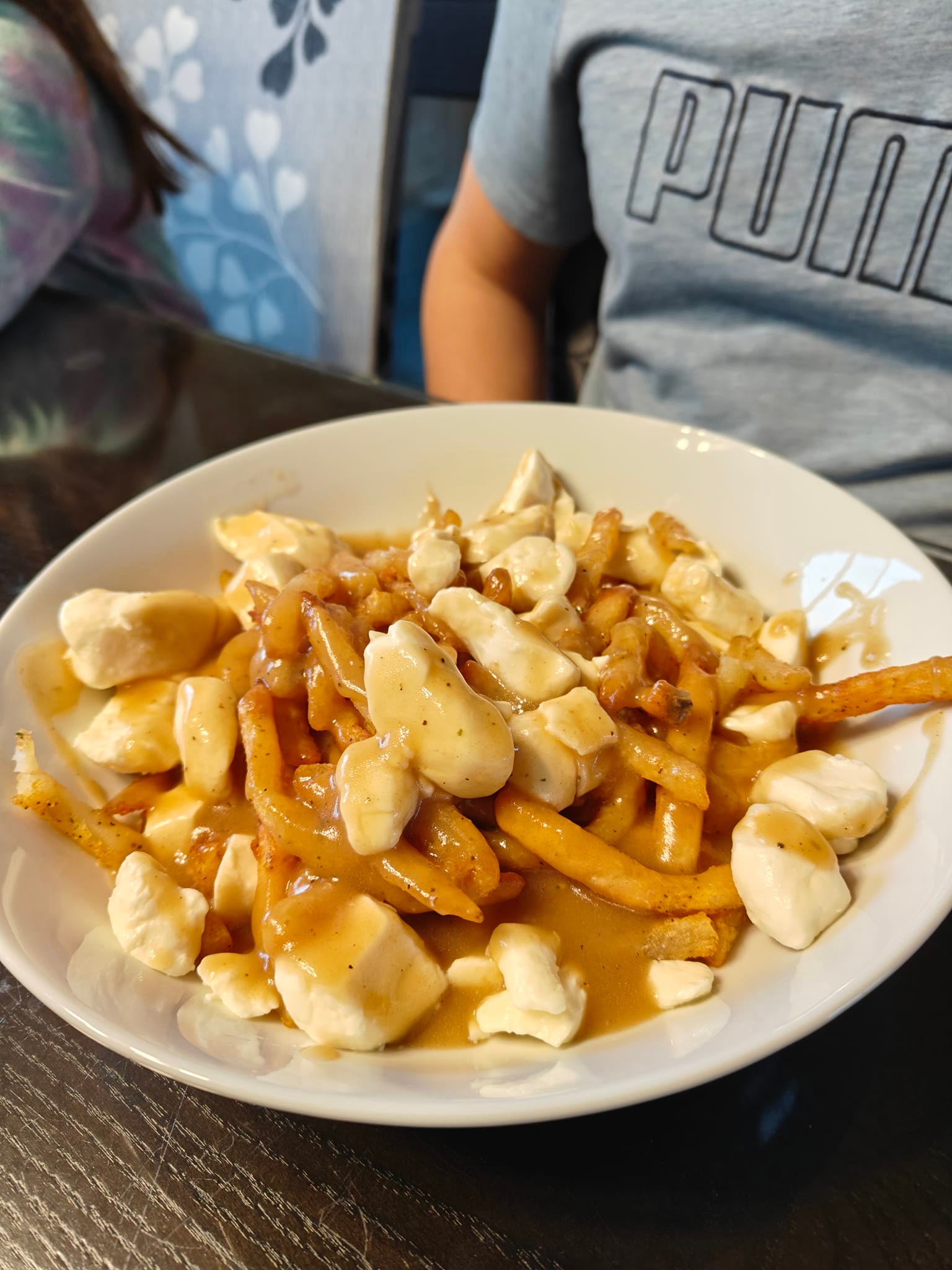 Les VRAIs amis de la poutine | Frites baton rouge + sauce PFK maison ...