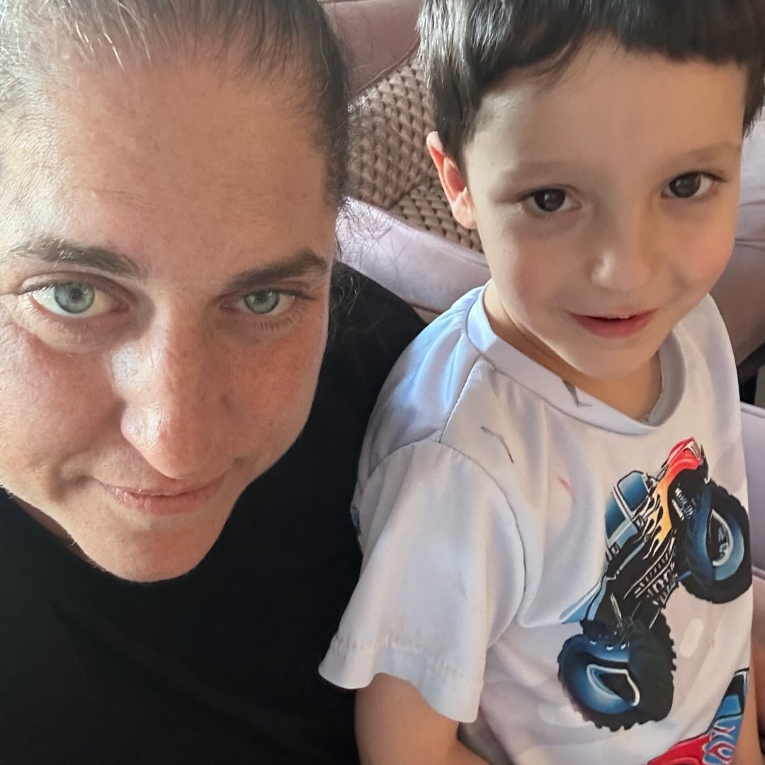 סבתא מירי לא מתפקדת ובגלל זה אני צריכה להיות עם הילד כל היום? דיי כמה ...