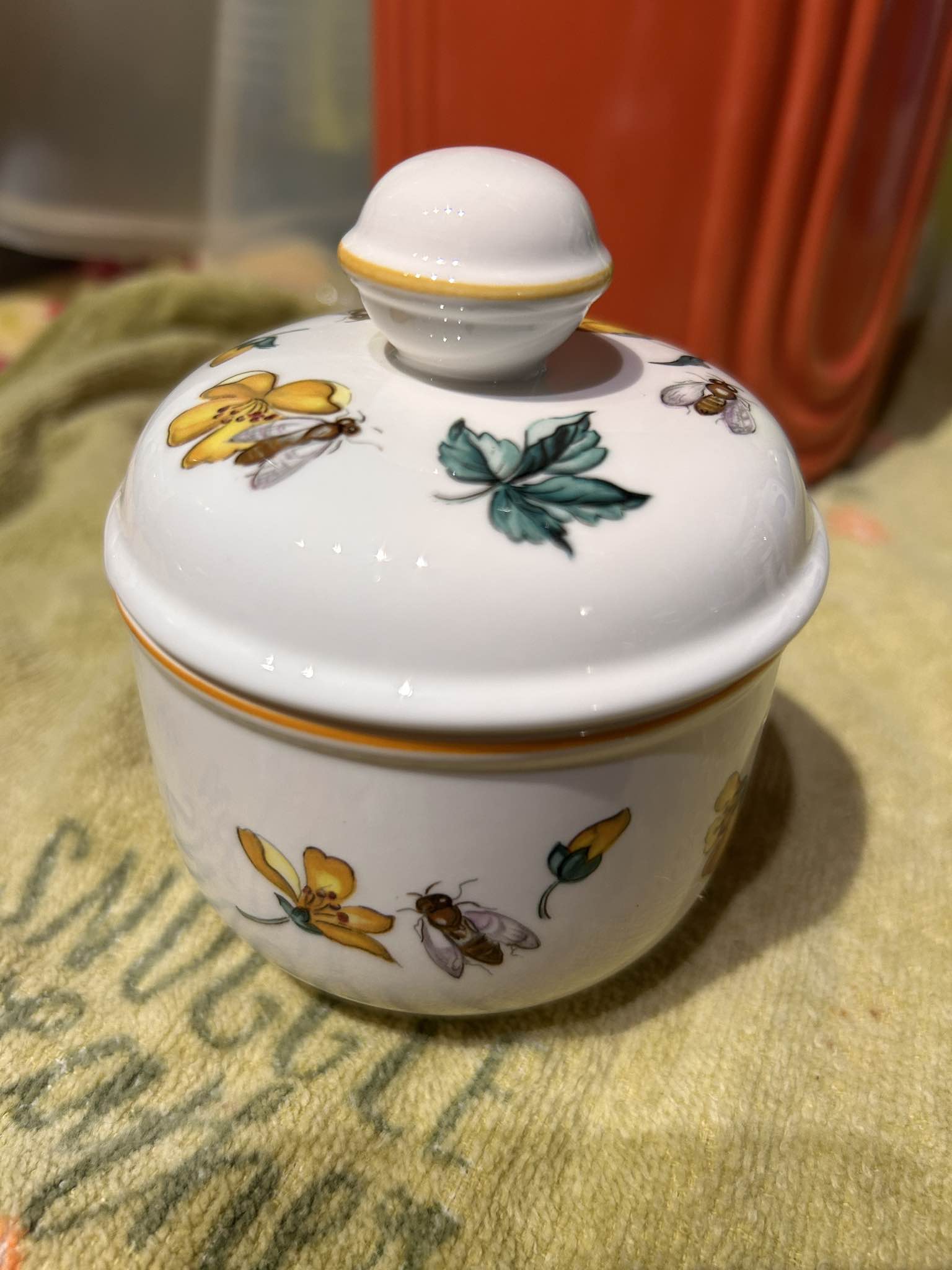 This vintage Villeroy & Boch honey pot with lid is a charming