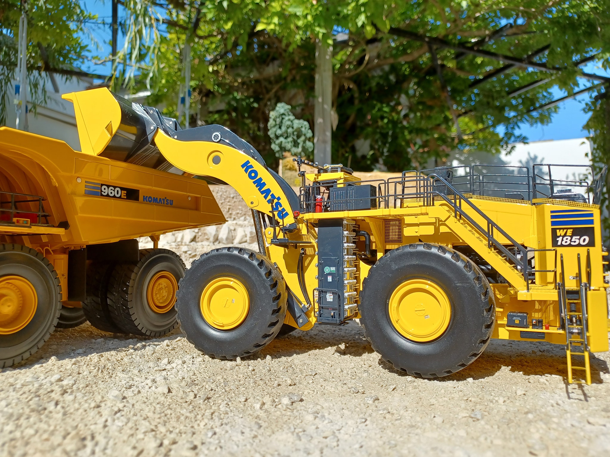 Komatsu WE1850-3 and 960E-2 truck specs