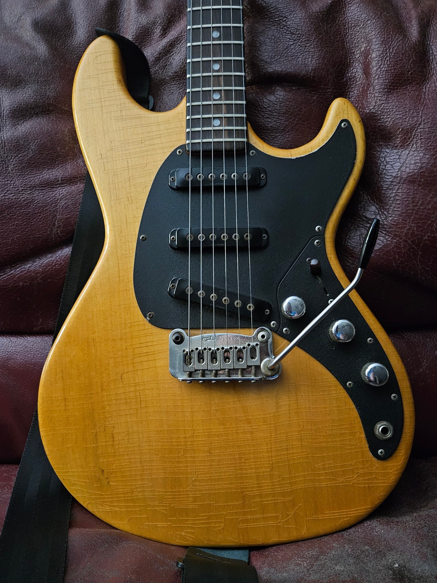 1982 maple-bodied s-500 guitar