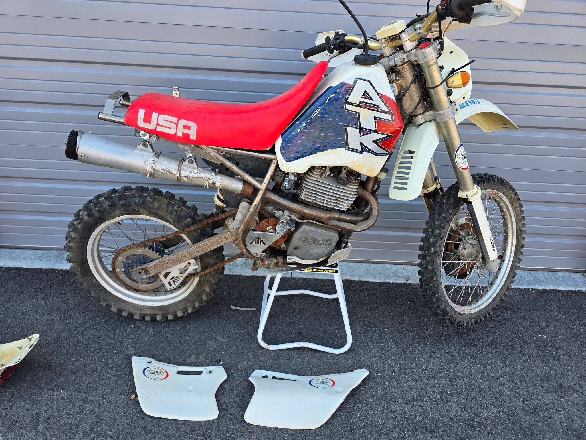 What is this 1990 motorcycle model?