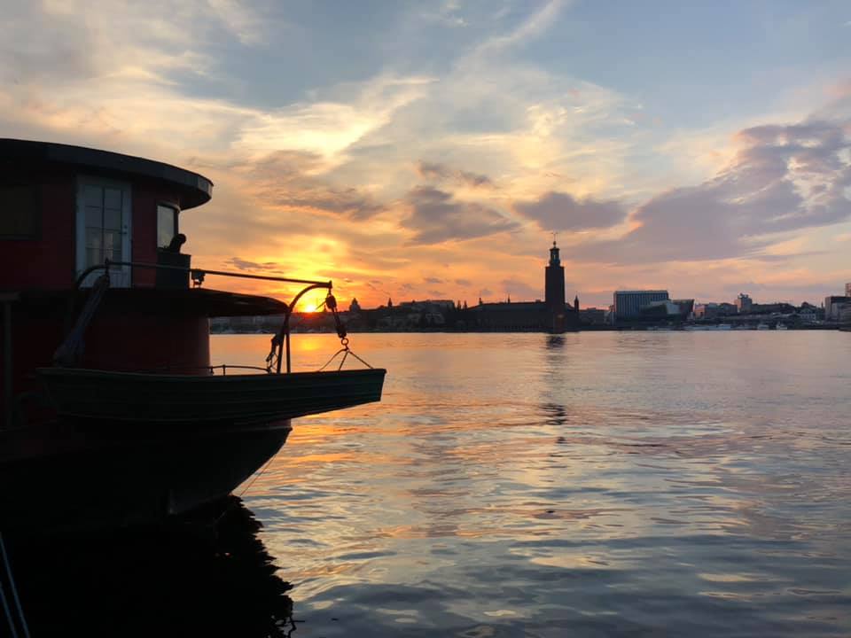 fantastisk-sensommarbild-med-stadshuset-mitt-i-stockholm