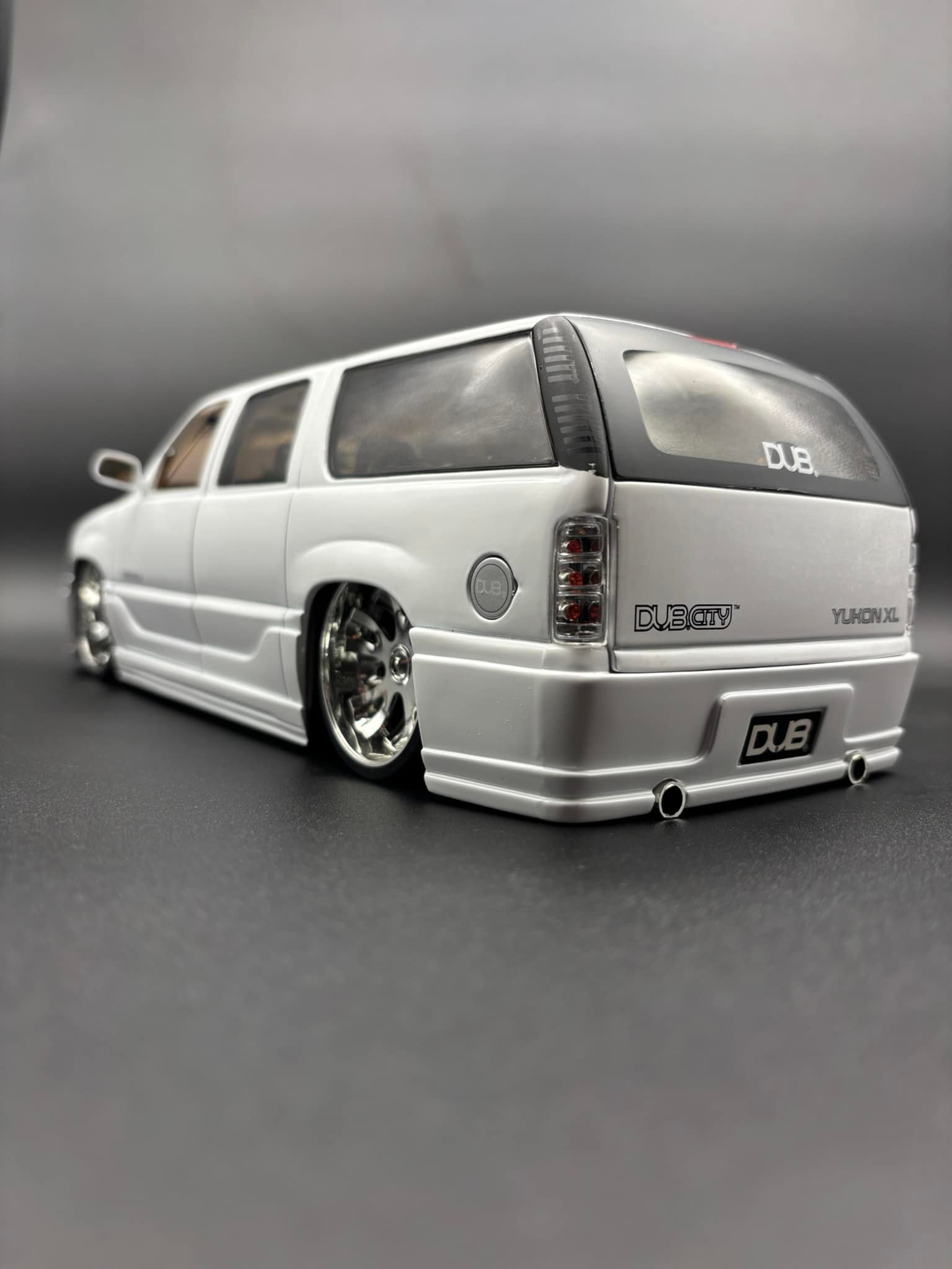2002 GMC Yukon XL Denali - 1:18 model pimped by Jada Toys Dub City