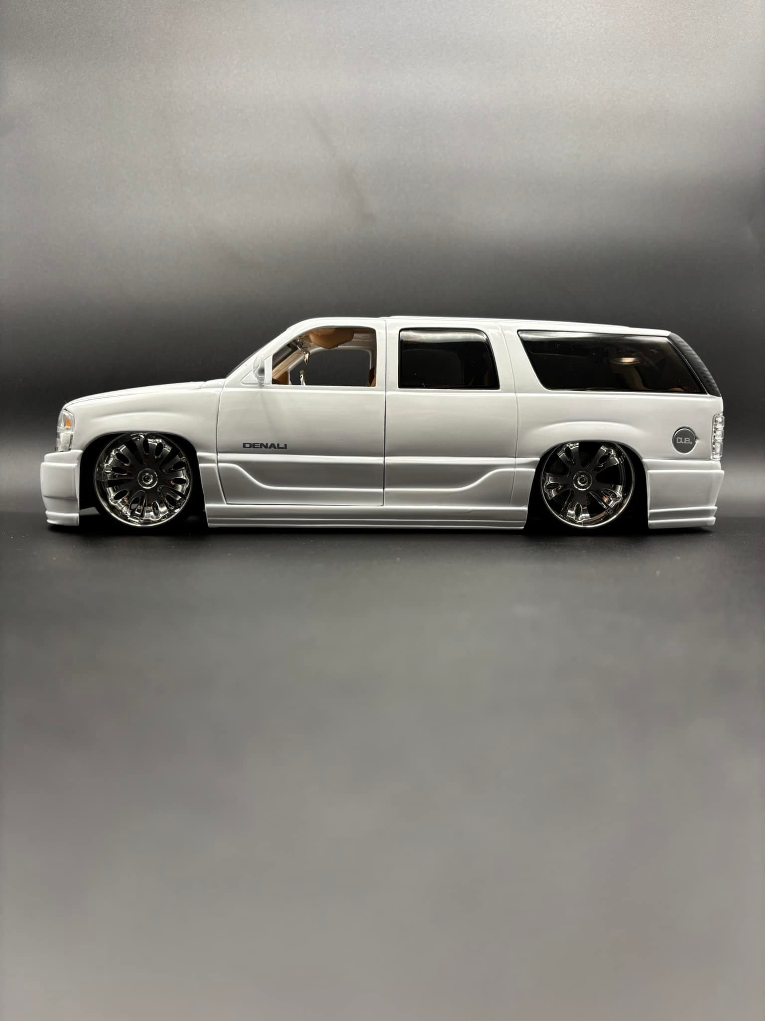 2002 GMC Yukon XL Denali - 1:18 model pimped by Jada Toys Dub City