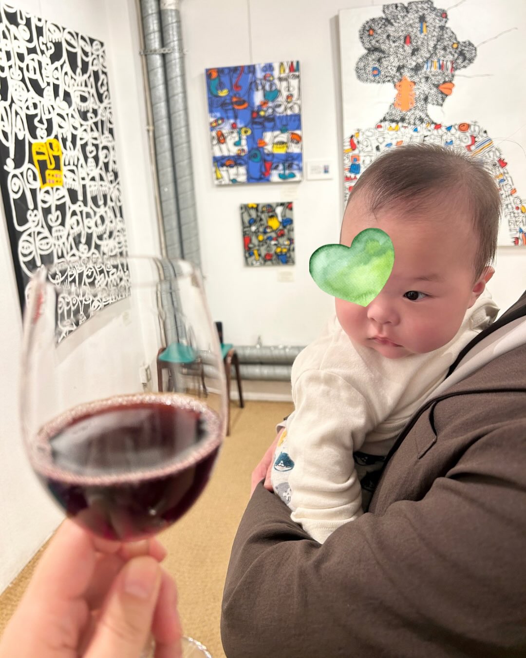 カラフルで線がくっきりしたアフリカンアートは0歳児も大好き