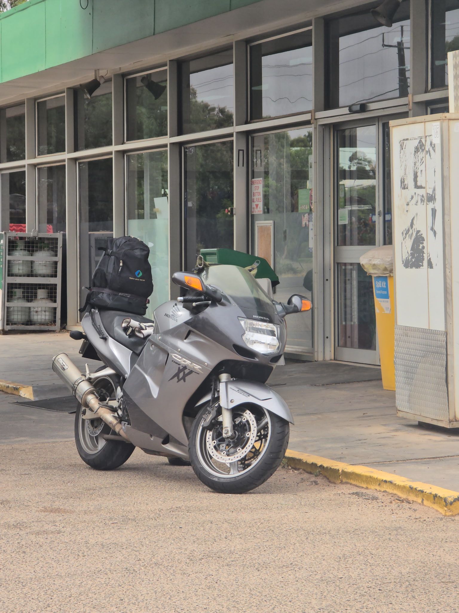 2006 CBR1100XX Blackbird. Love it JANIA Mtrleta CB -לקאחנוה 7 9 成 ن