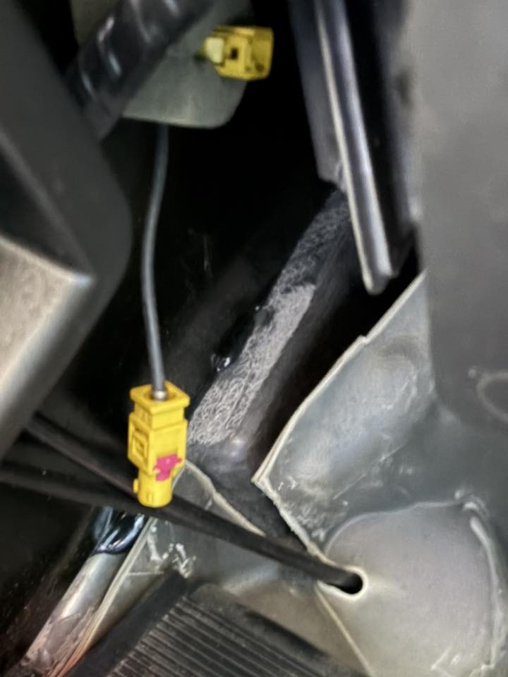 Doing some work on my C6, found this connector, it was